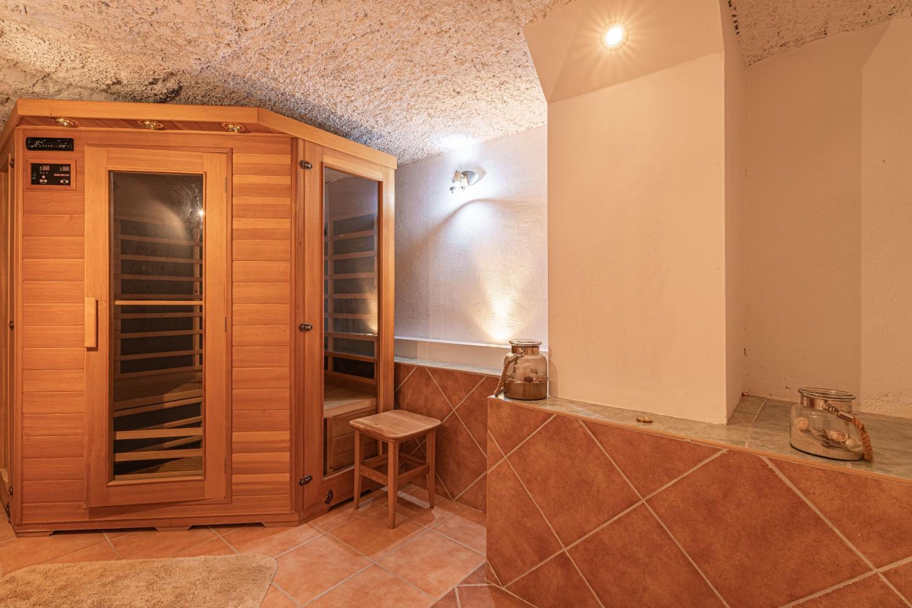 House Fortin With Sauna Near Bloke Lake - Happy Rentals view 5