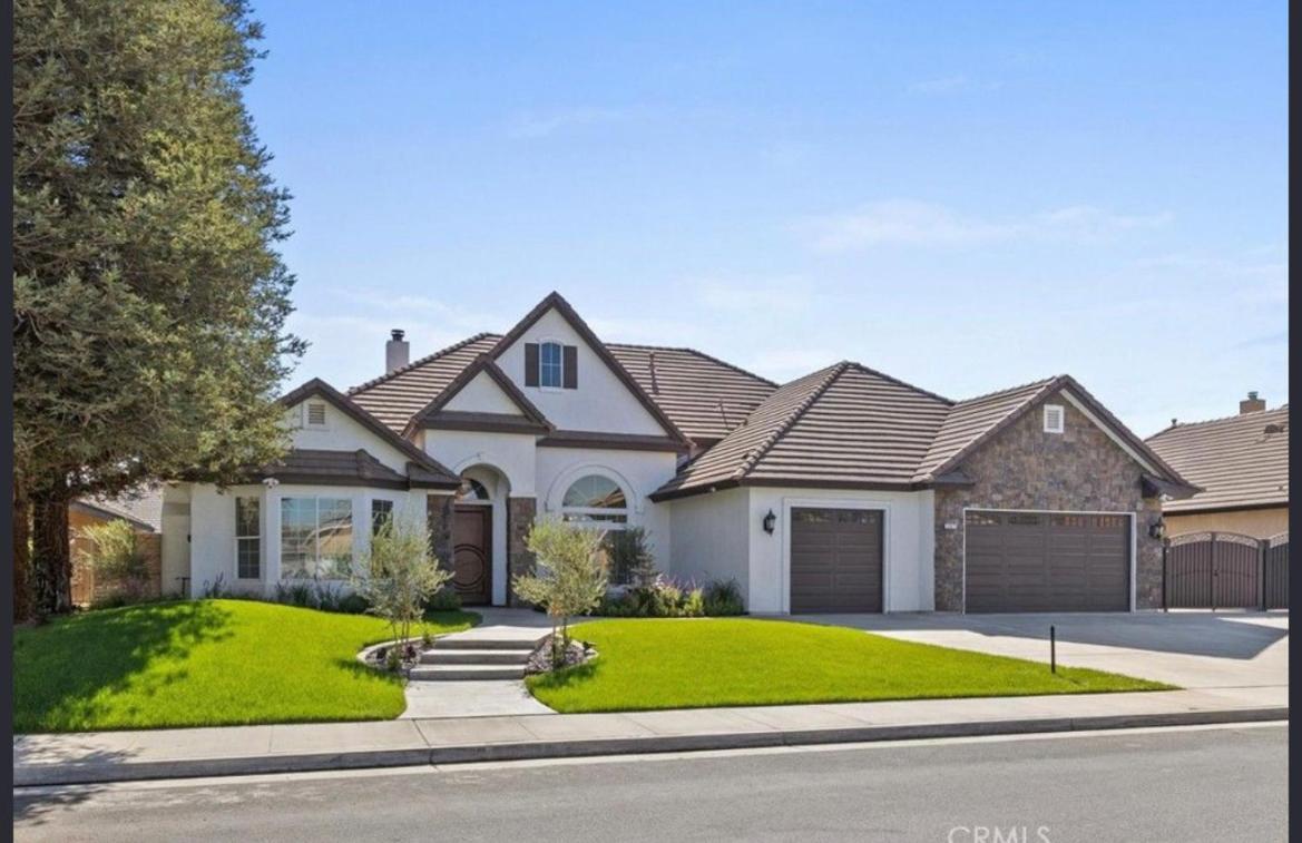 Bakersfield Vacations - Dream house, with pool - Property Image 1