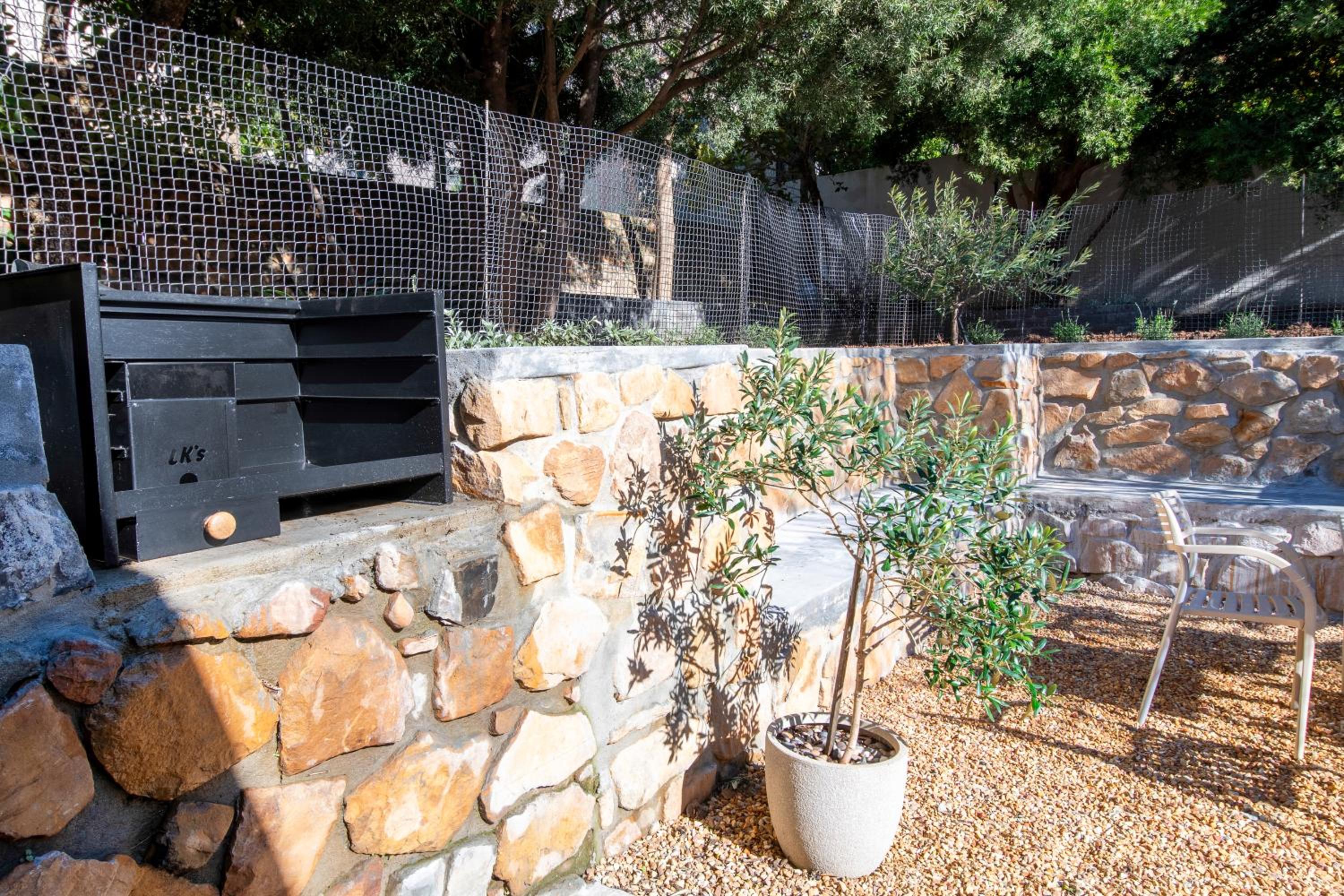 Ideally located garden cottage