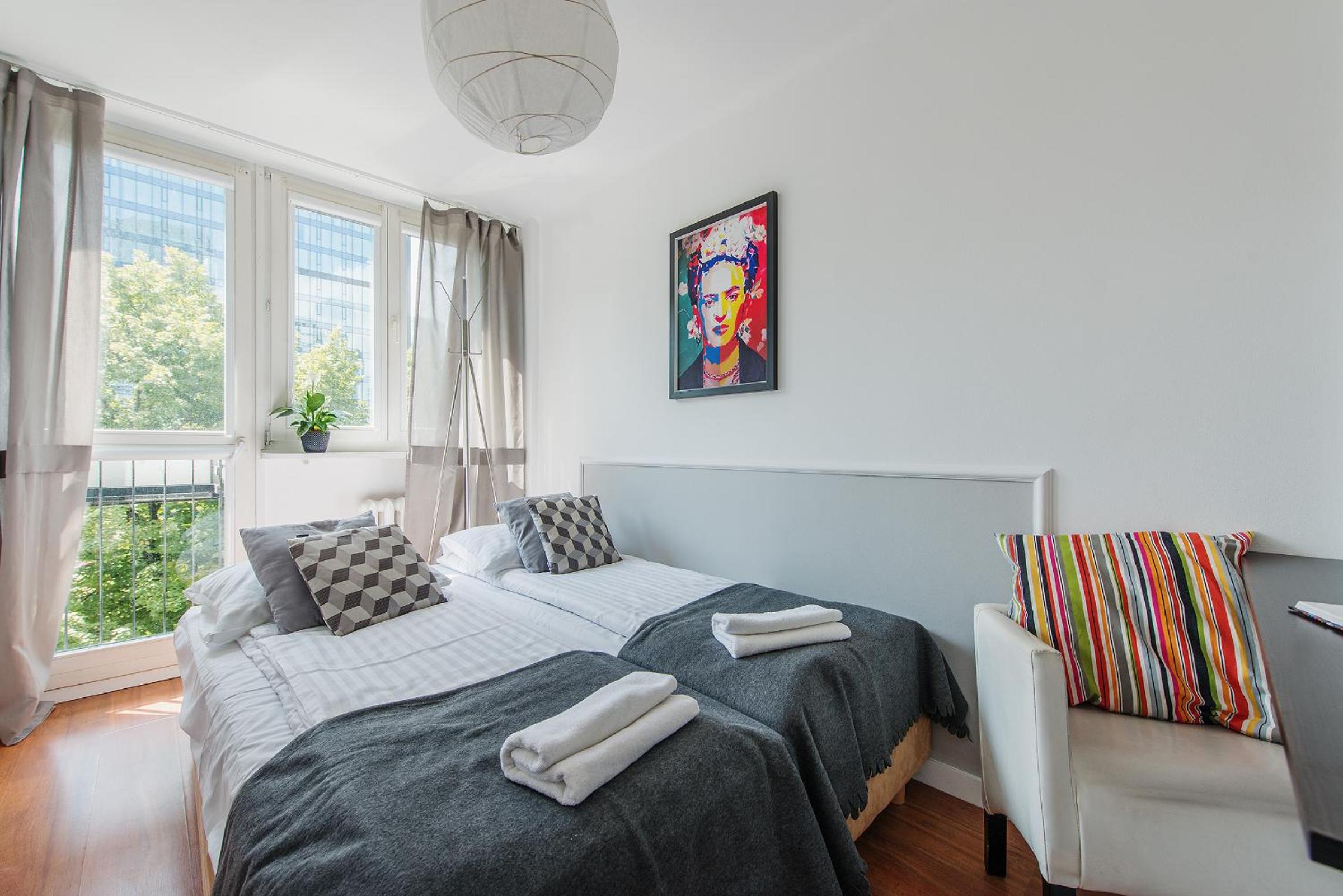 UNITApartament Short Rent Apartment in Warsaw by Metro Station Rondo ONZ Apart with 3bedrooms 22 view 4