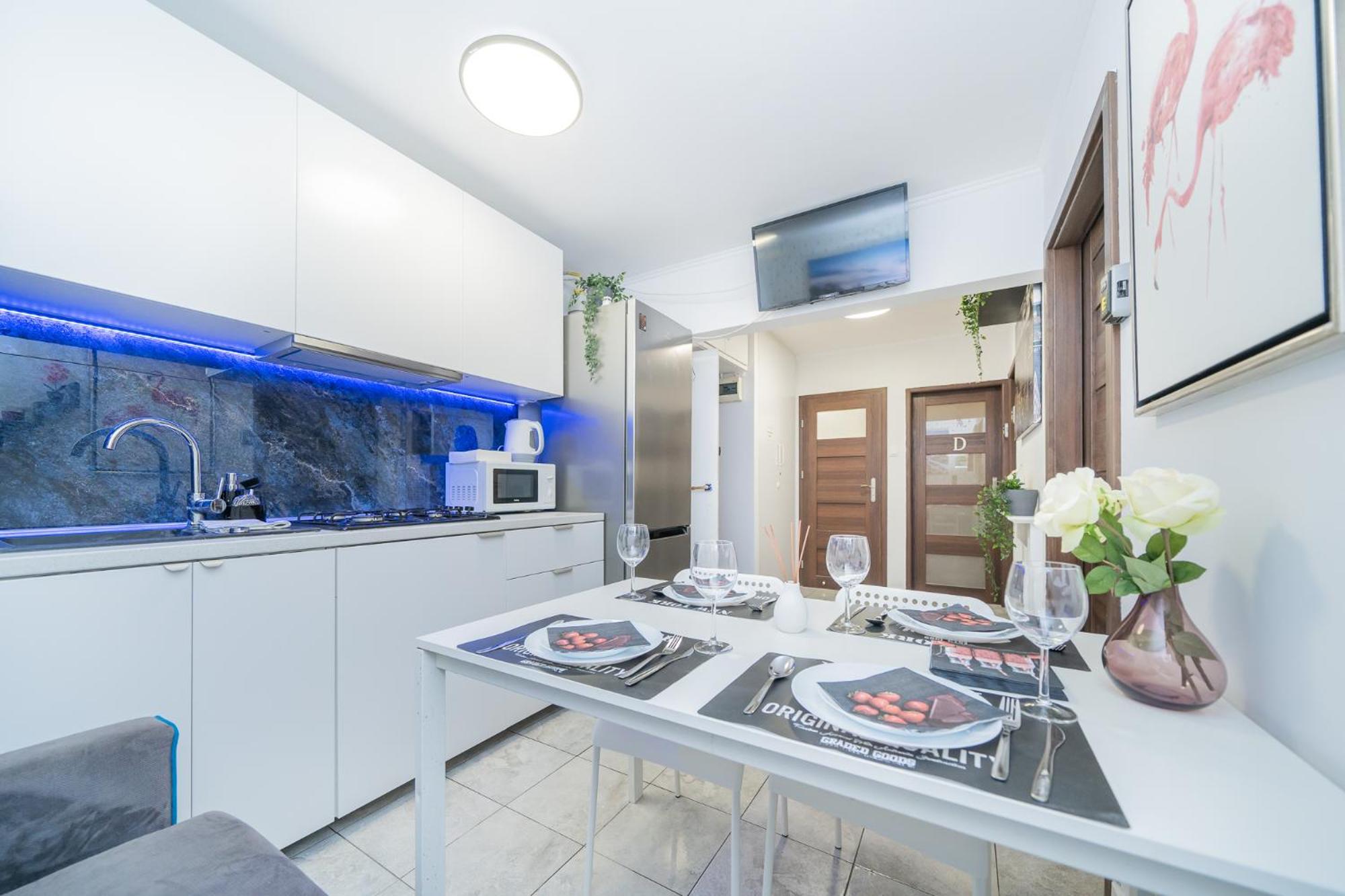 UNITApartament Short Rent Apartment in Warsaw by Metro Station Rondo ONZ Apart with 3bedrooms 22 view 2