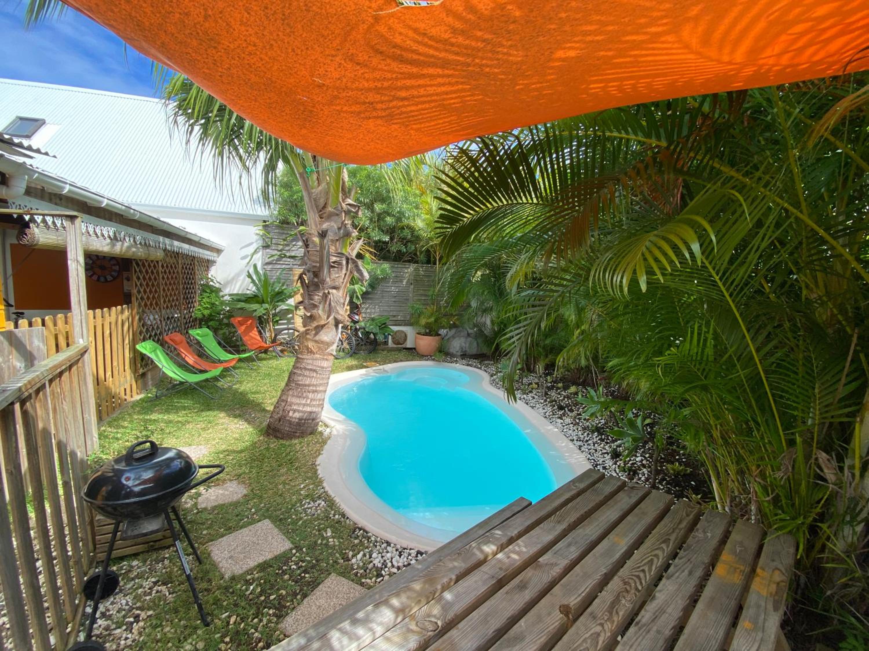 Le nid d'amour avec sa piscine et jacuzzi chauffés view 2