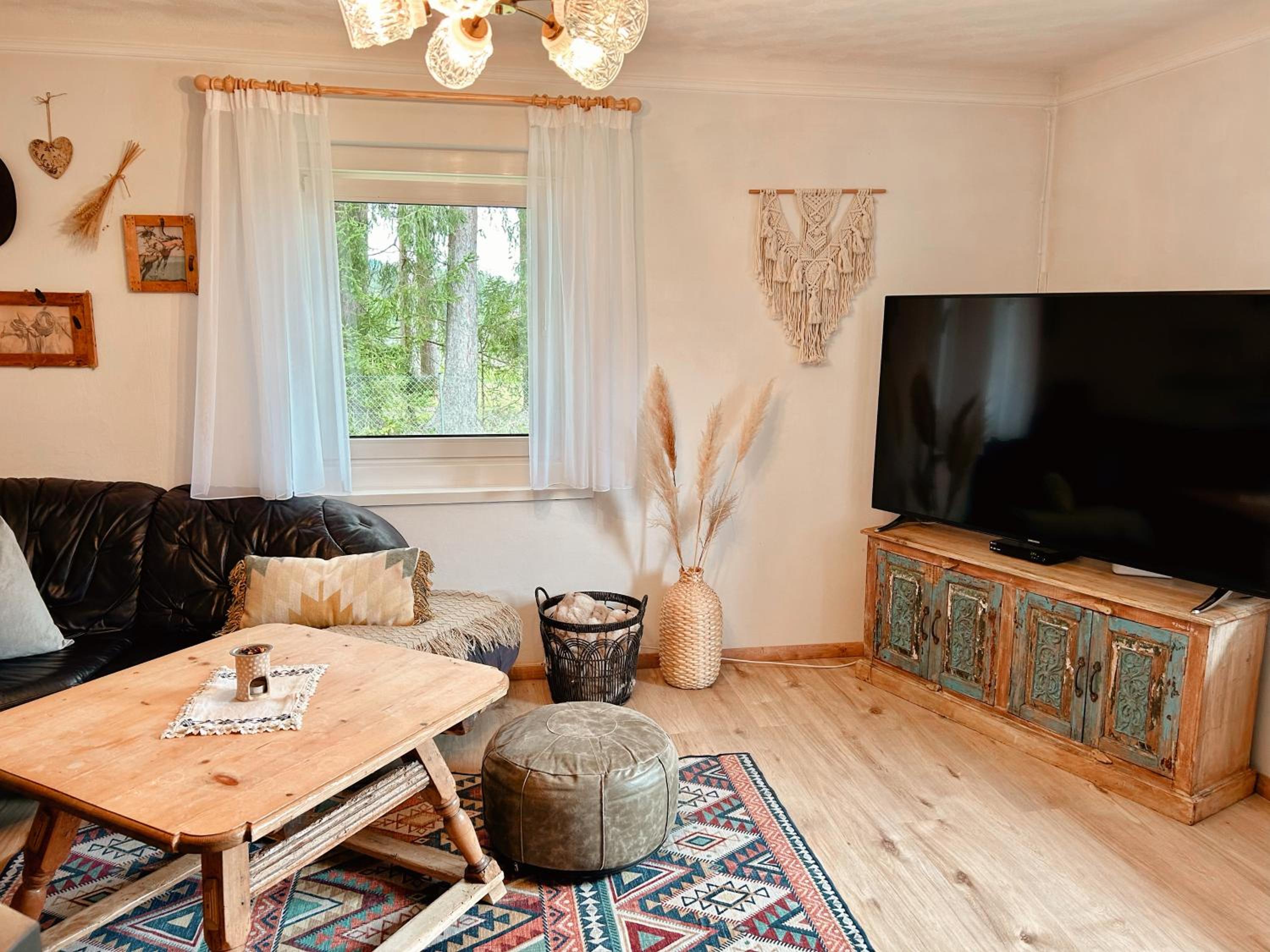 CHILLHAUS Pear Mountain by AA Holiday Homes