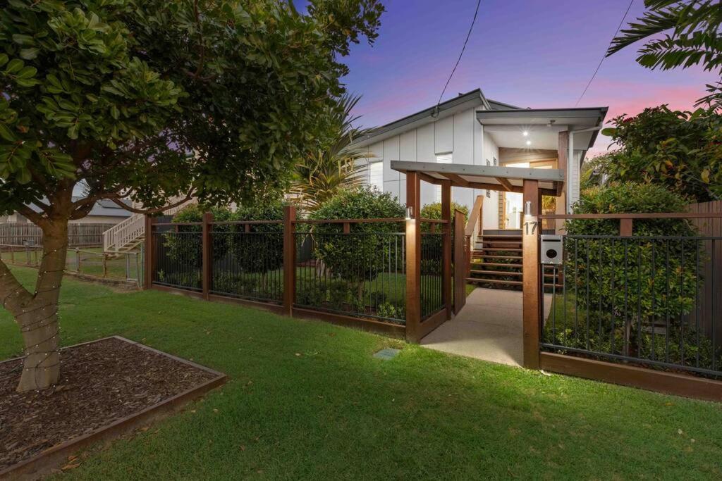 Redcliffe CBD Family Beach House