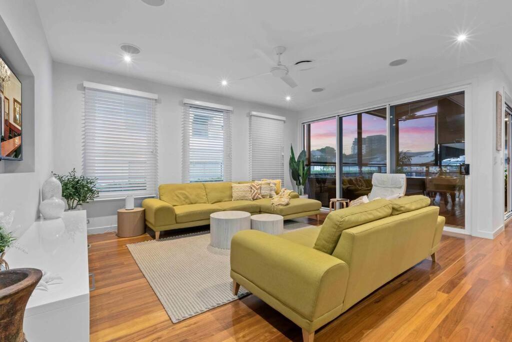 Redcliffe CBD Family Beach House