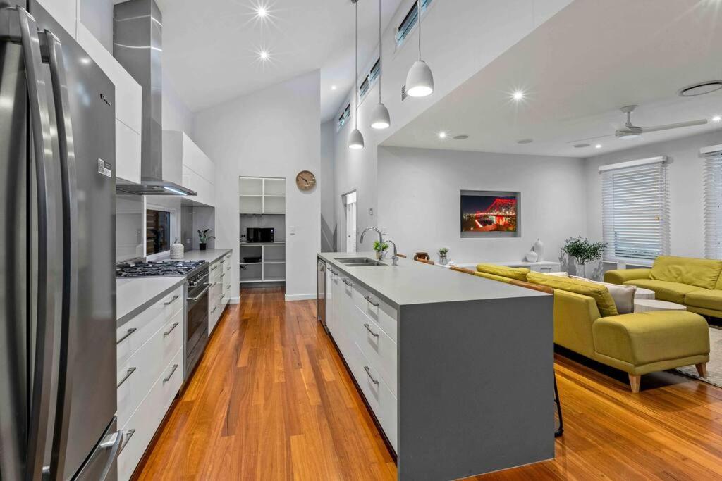 Redcliffe CBD Family Beach House