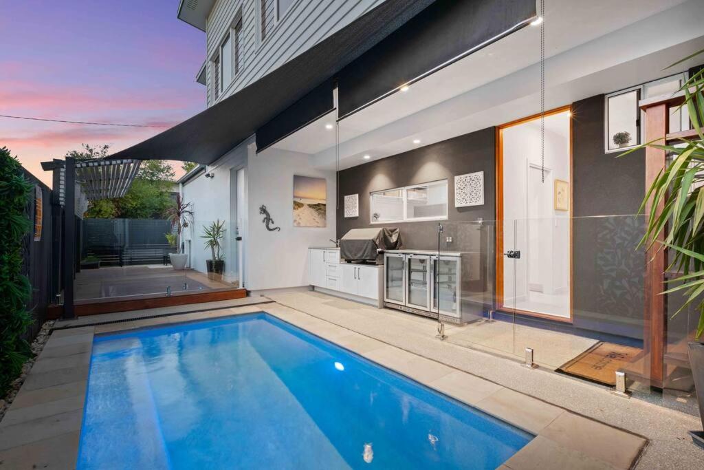 Redcliffe CBD Family Beach House