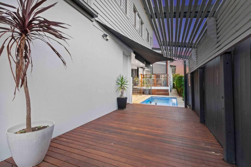 Redcliffe CBD Family Beach House