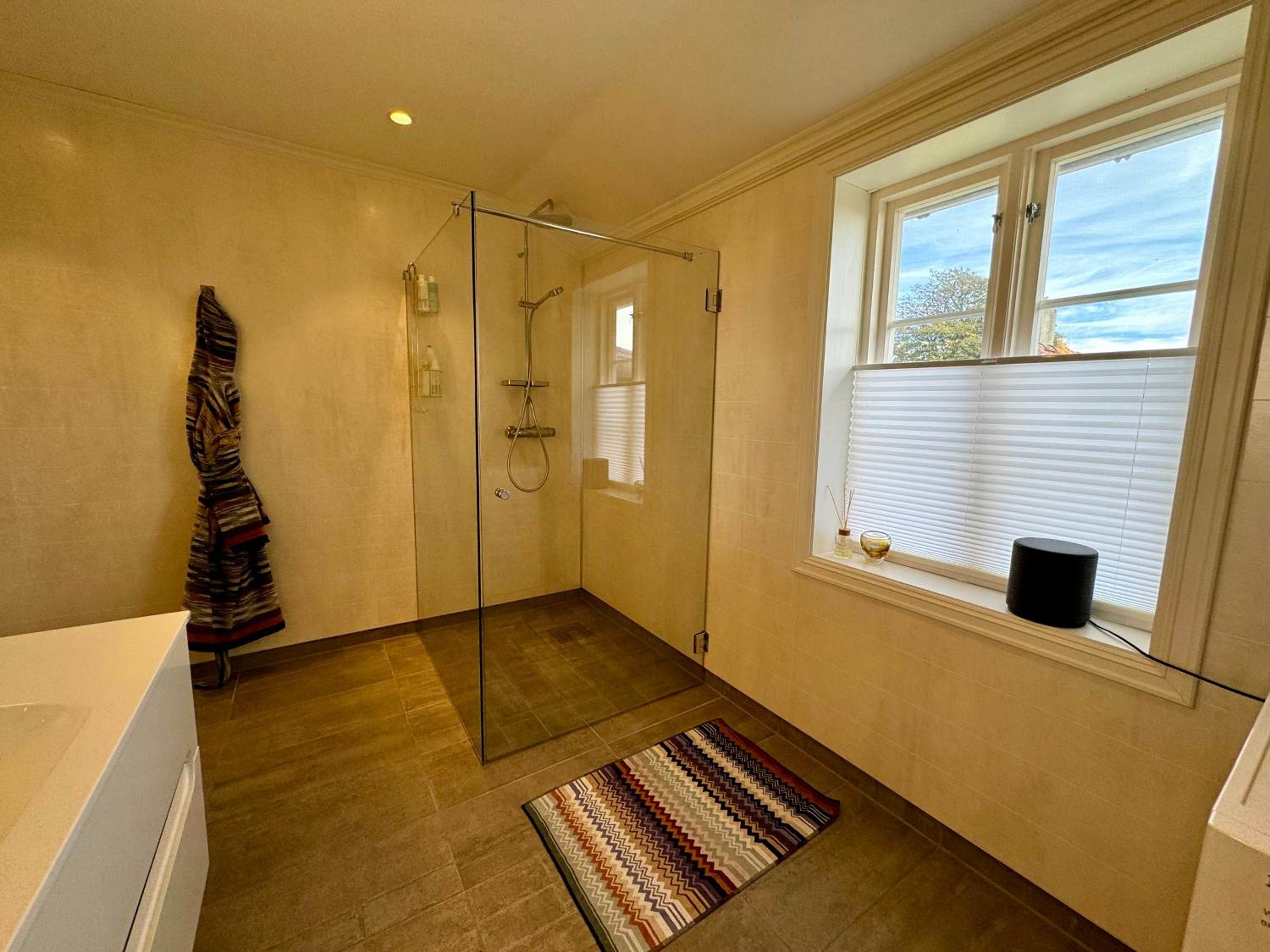 Spacious apartment right by the city centre view 3