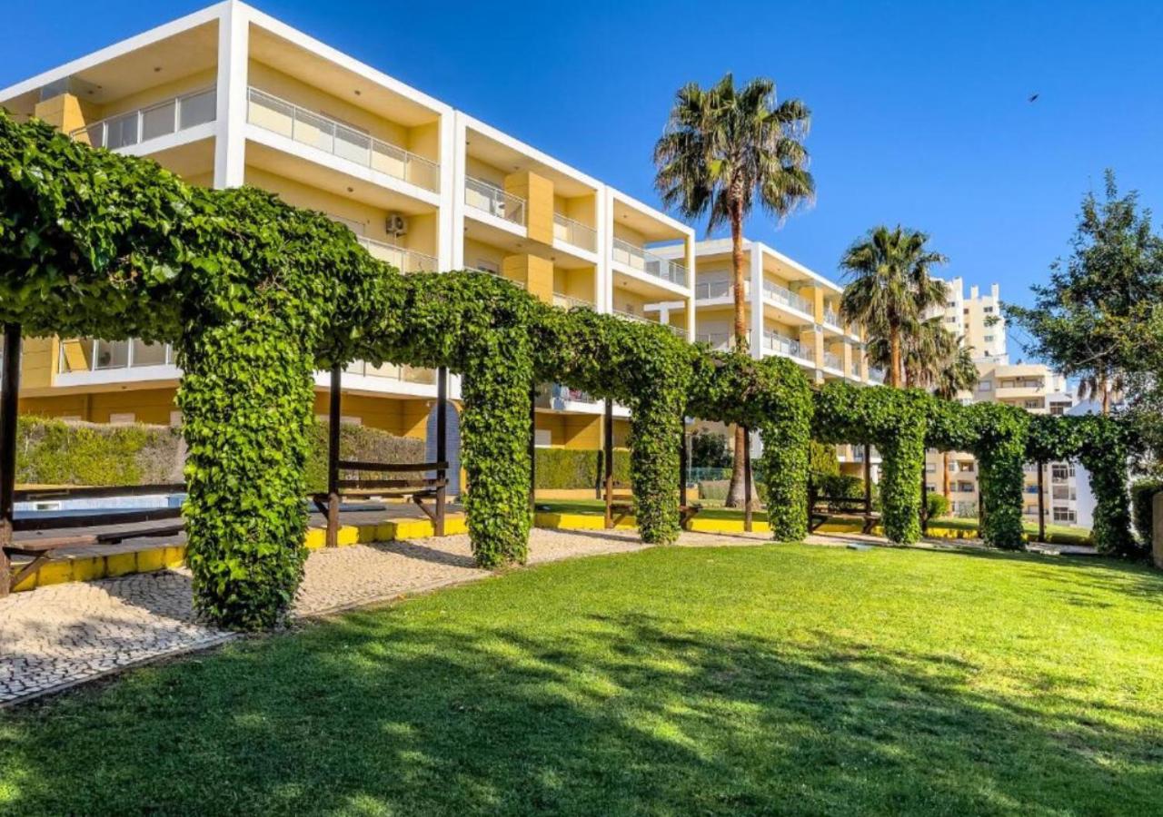Two bedroom apartment with pool view 2