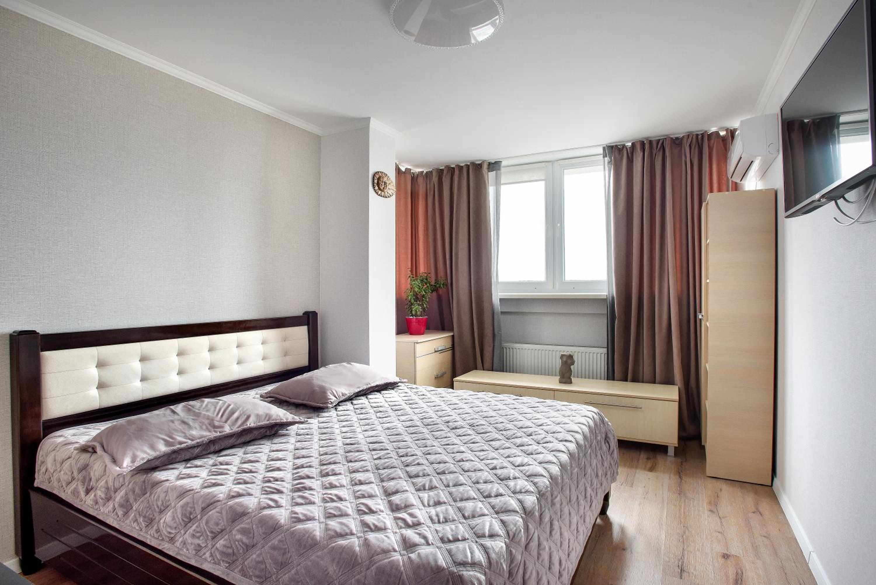 4 rent Cozy, central 2 bedrooms with an in-house restaurant view 5