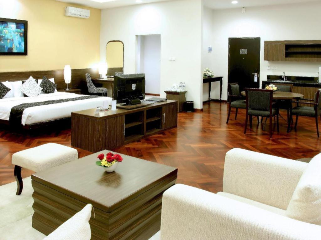 Grand Pacific Hotel - Image 2