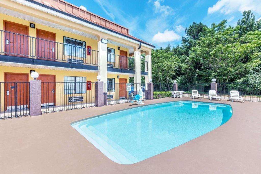 Days Inn by Wyndham Rayville view 2