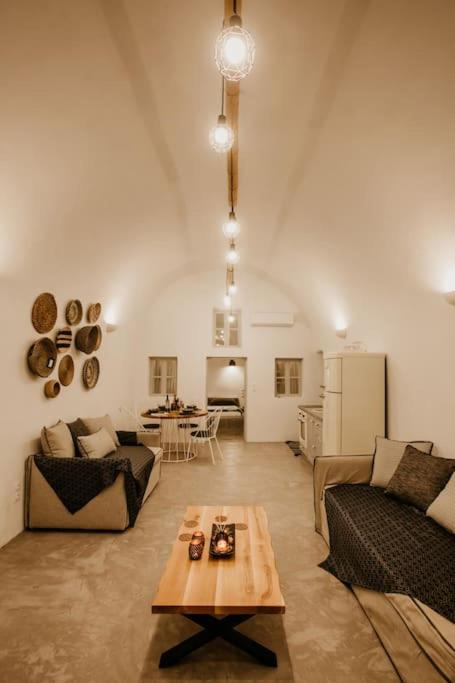 EvnOikon I- Jacuzzi Cave House in Fira