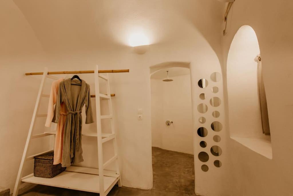 EvnOikon I- Jacuzzi Cave House in Fira