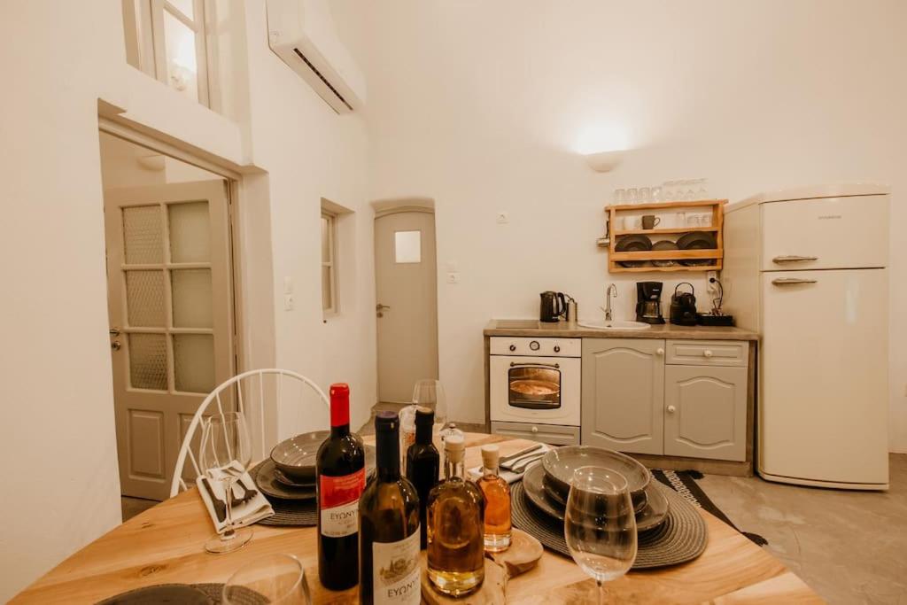 EvnOikon I- Jacuzzi Cave House in Fira