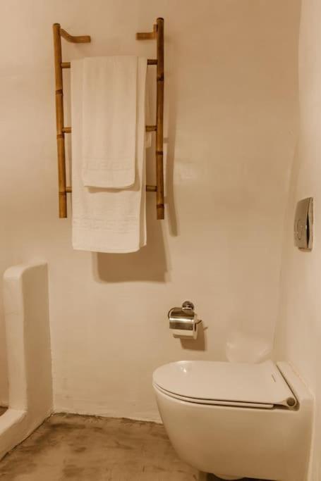 EvnOikon I- Jacuzzi Cave House in Fira