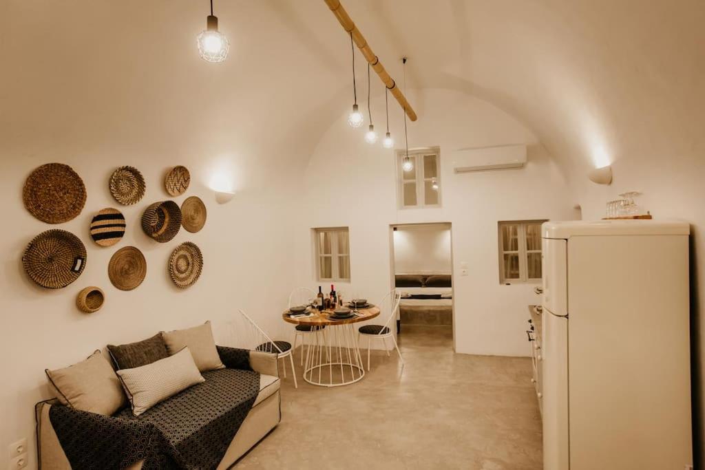EvnOikon I- Jacuzzi Cave House in Fira