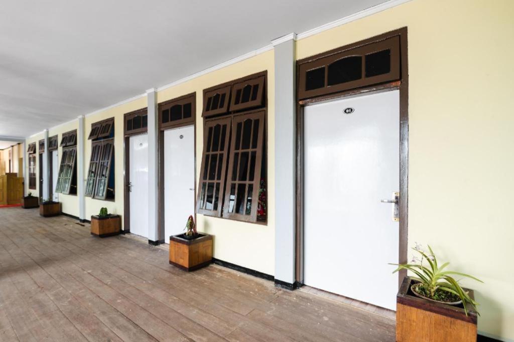 OYO 1852 Intan Bromo Homestay view 4