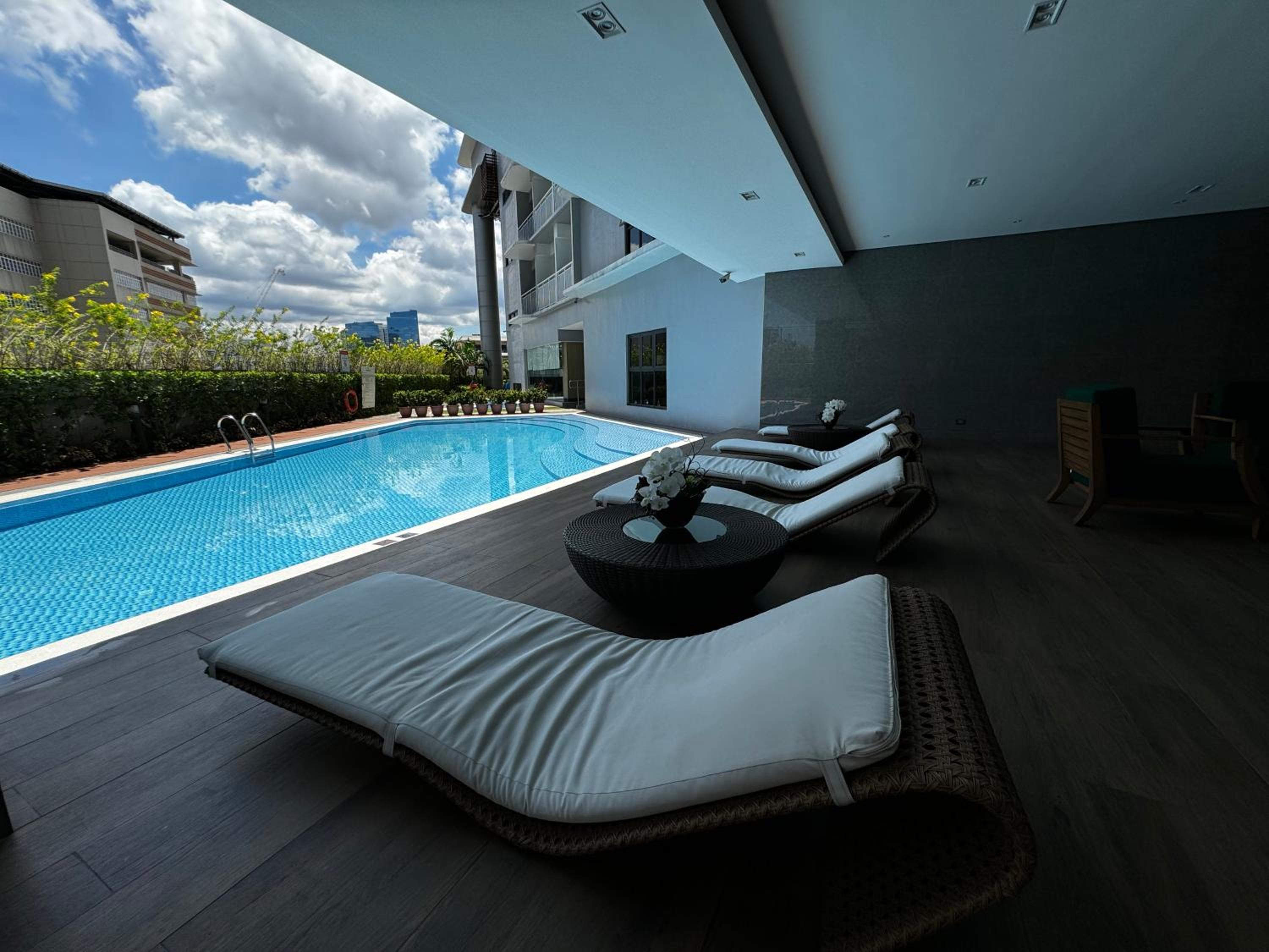 Makati bed and breakfast - Lush Residences view 5