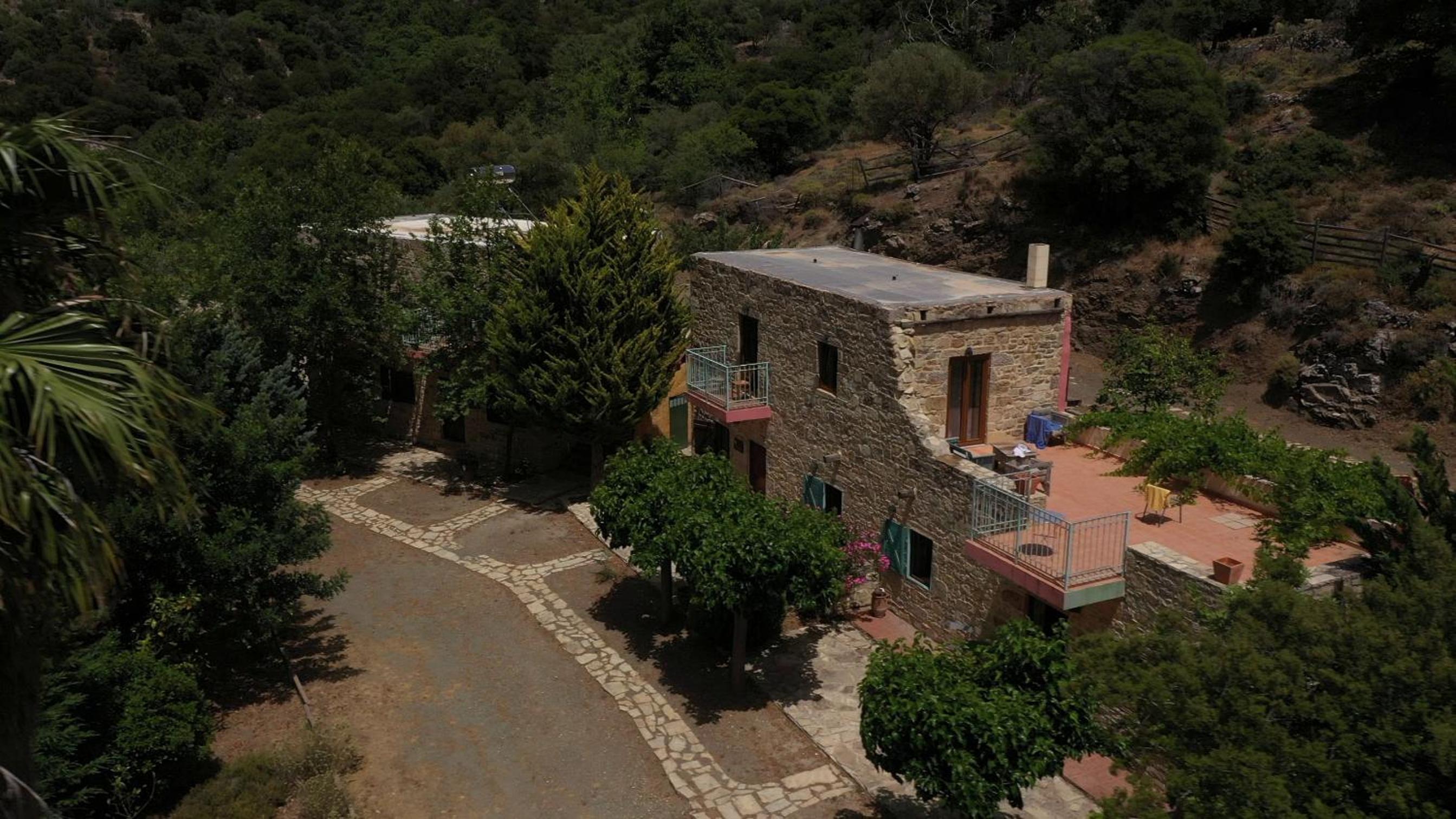 Akros Oreon, Omalos Studio