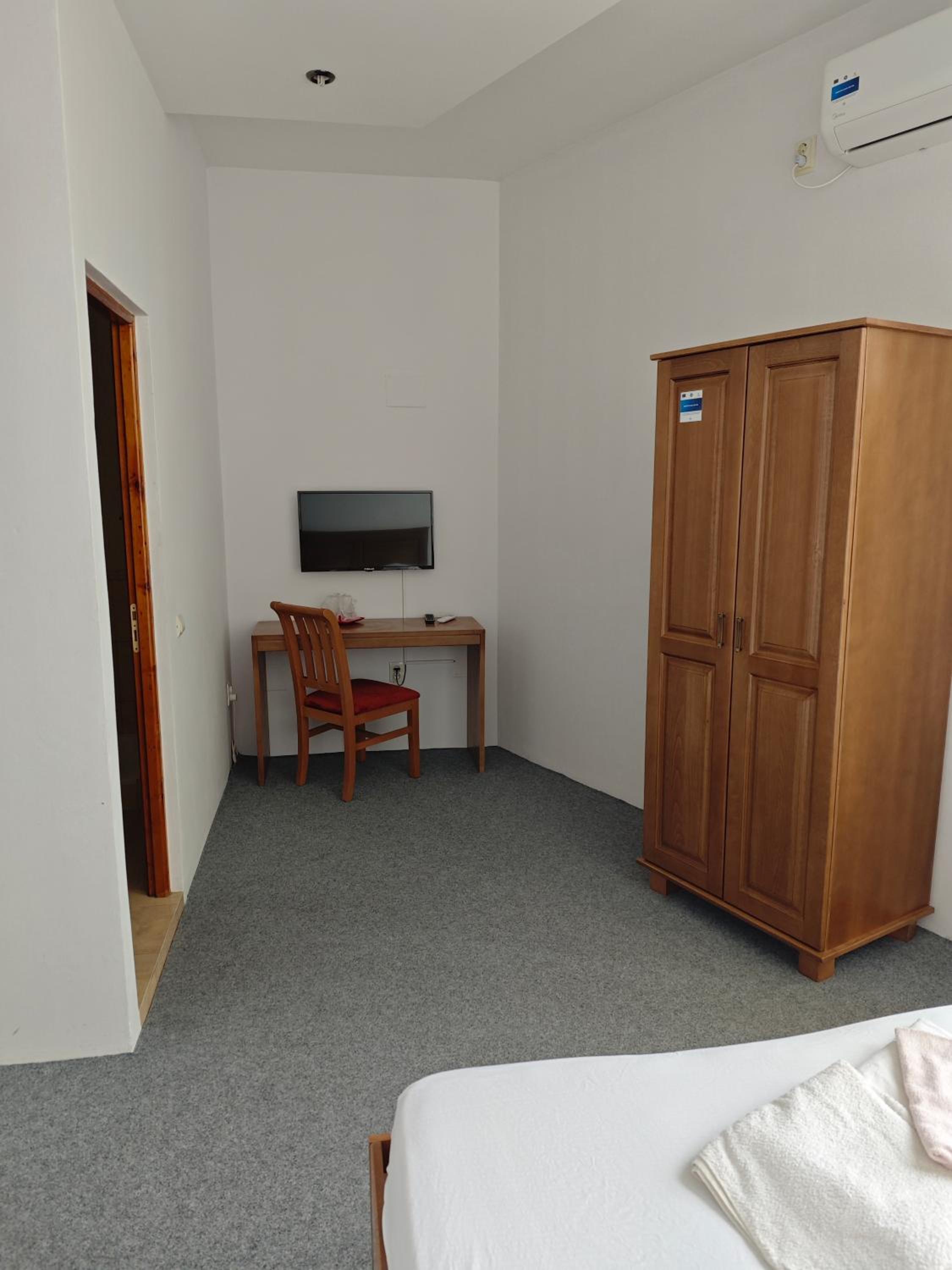 Photo 8