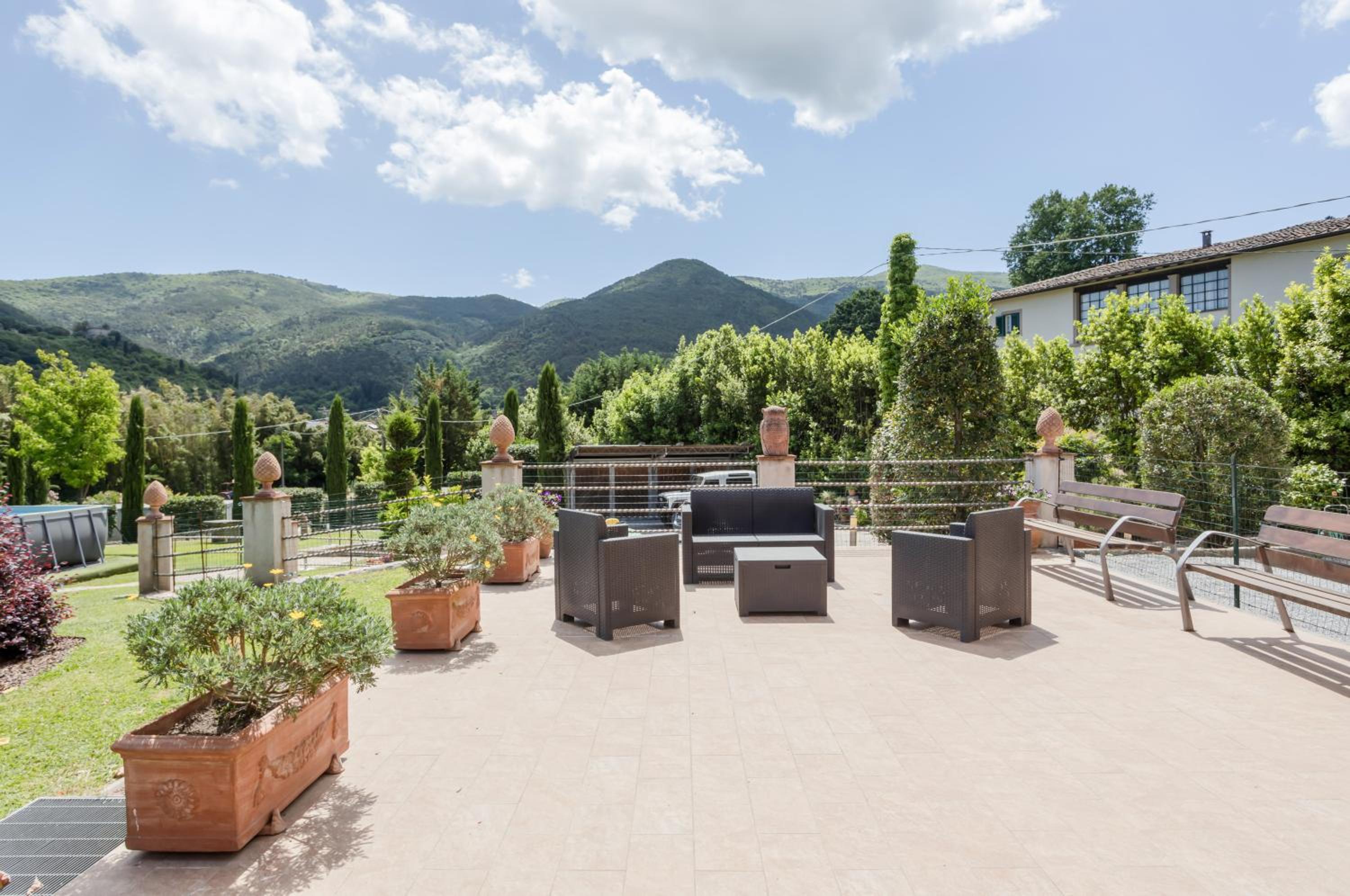 GuestHost - Rustic Villetta with Garden, Pool and Parking