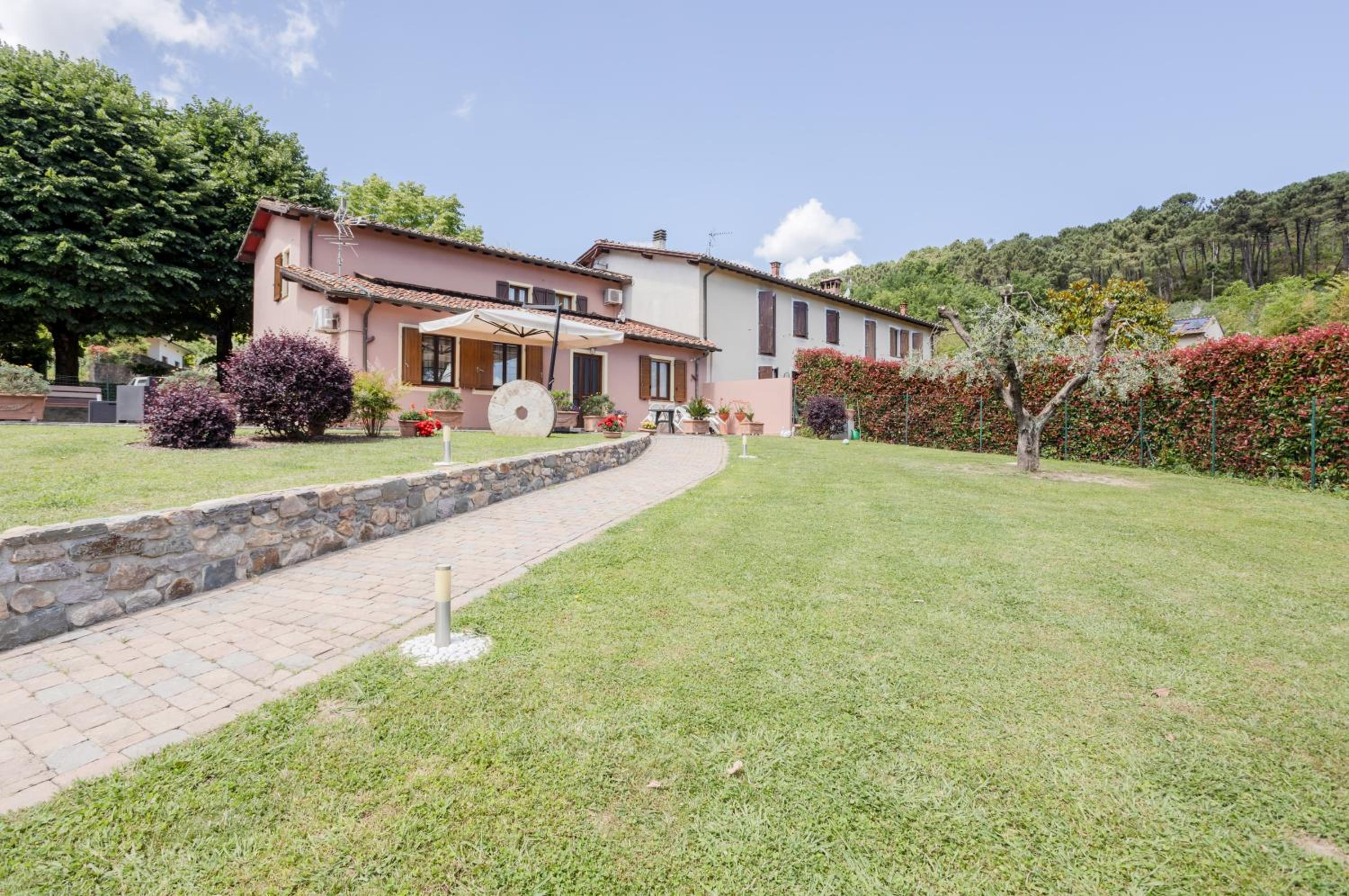 GuestHost - Rustic Villetta with Garden, Pool and Parking