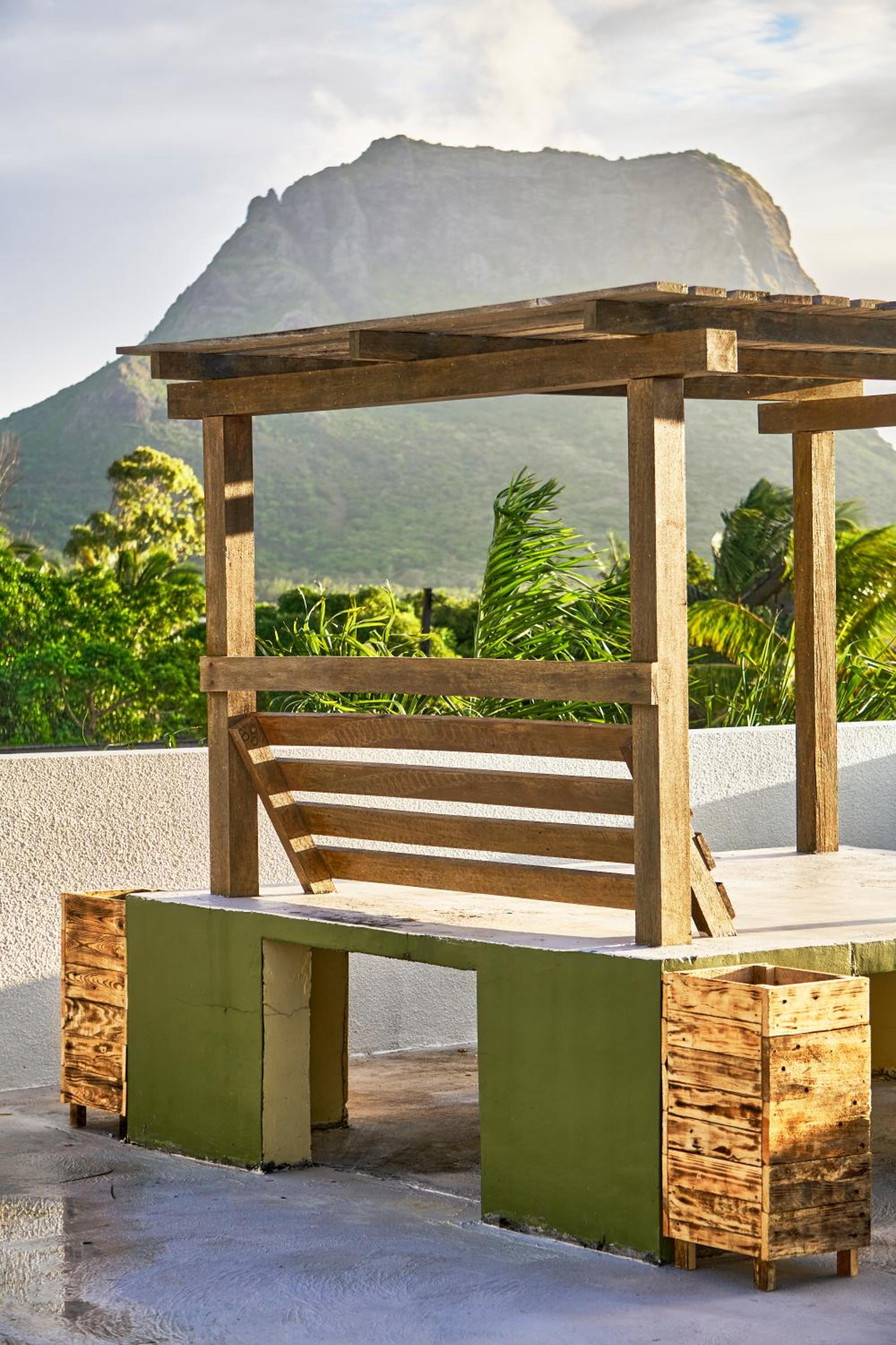 LouKaz -Entire Rental Units w Panoramic Rooftop