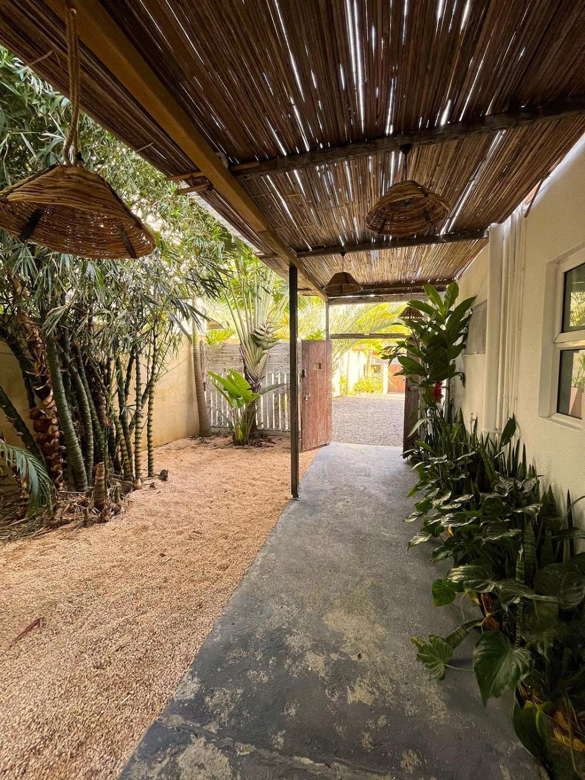 LouKaz -Entire Rental Units w Panoramic Rooftop