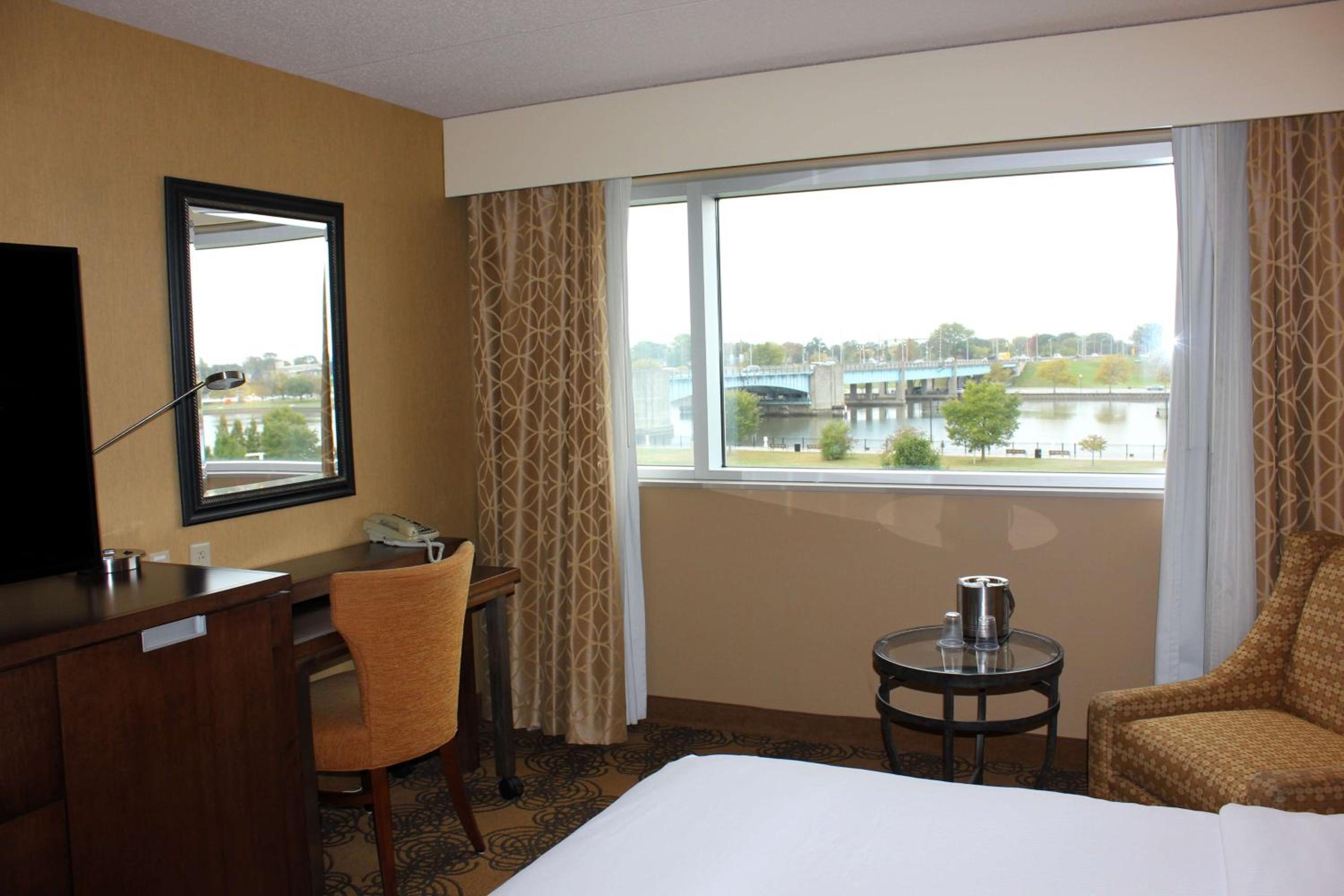 Bay City Vacations - DoubleTree by Hilton Bay City - Riverfront - Property Image 5