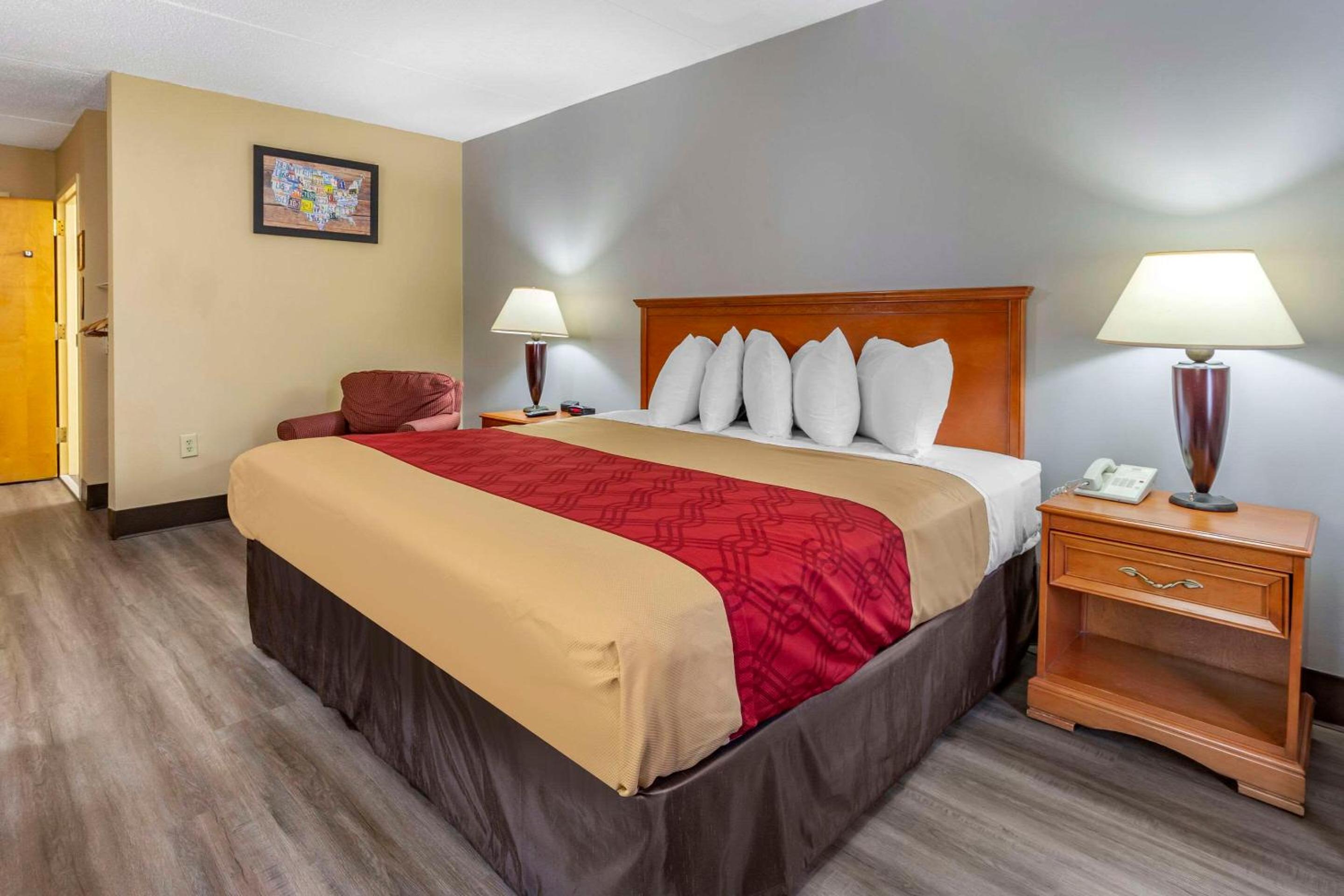 Econo Lodge & Suites Southern Pines - Pinehurst view 3