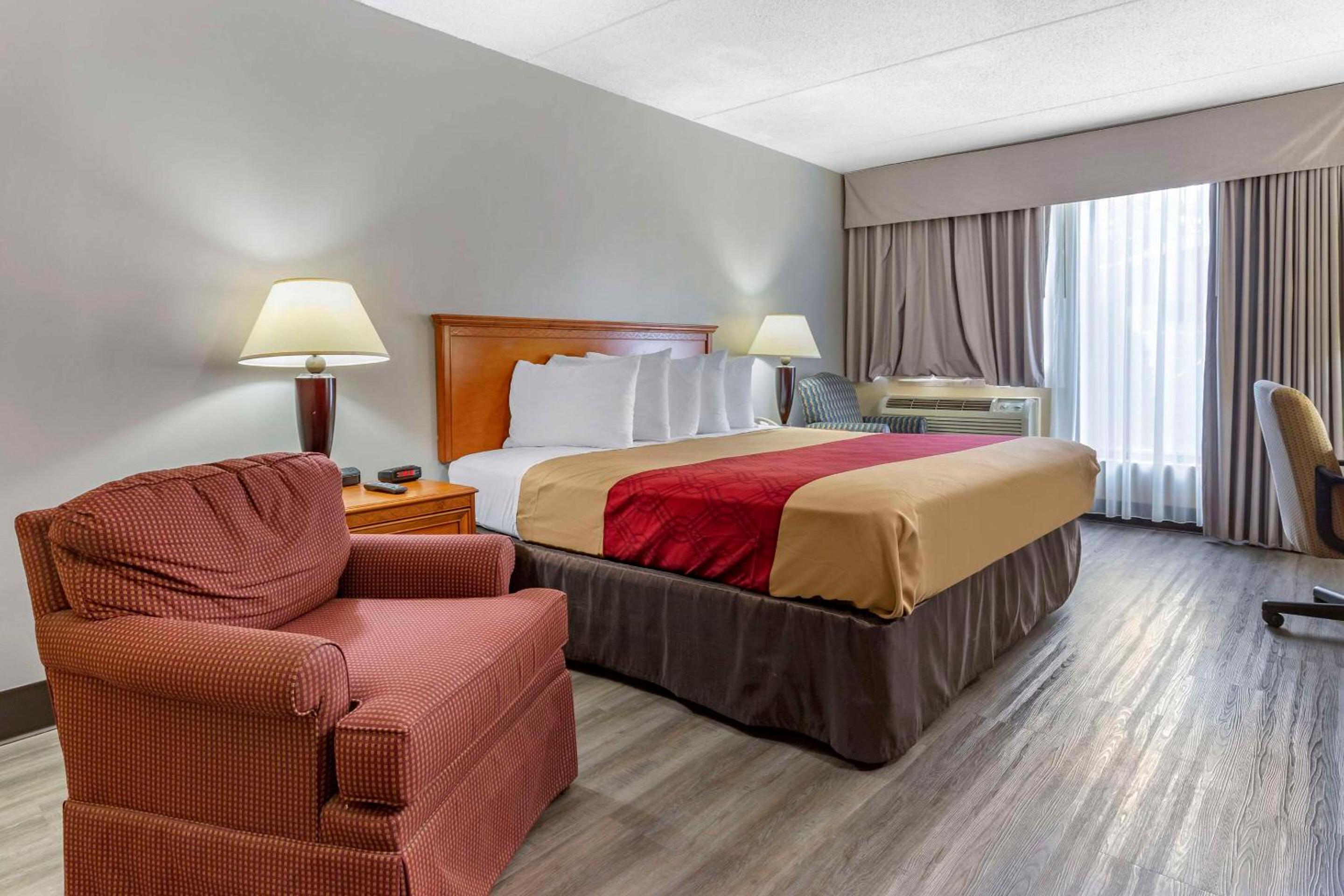 Econo Lodge & Suites Southern Pines - Pinehurst view 4