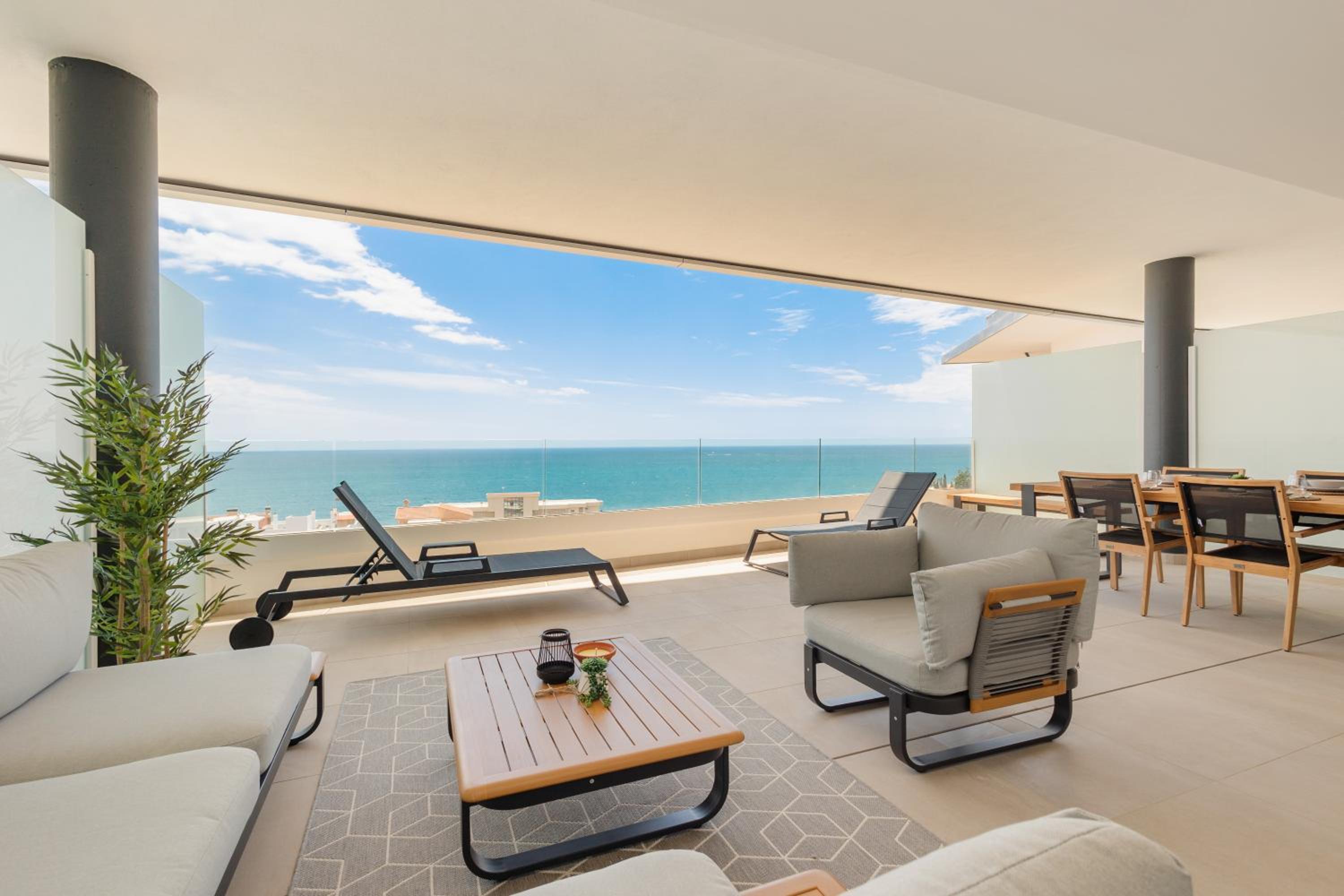 Modern apartment with a large private terrace, pool, sauna, gym, and sea views in Fuengirola