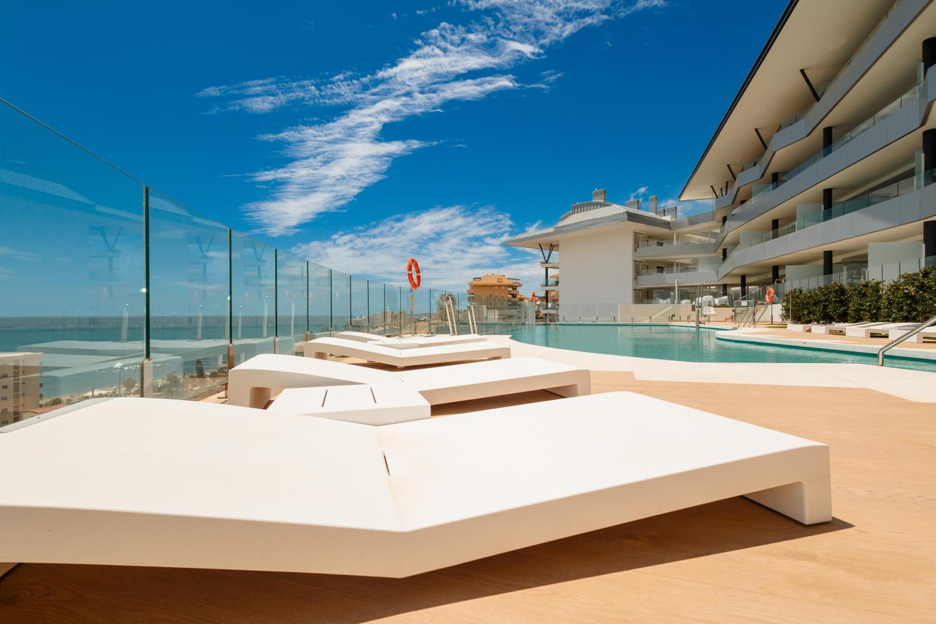 Modern apartment with a large private terrace, pool, sauna, gym, and sea views in Fuengirola