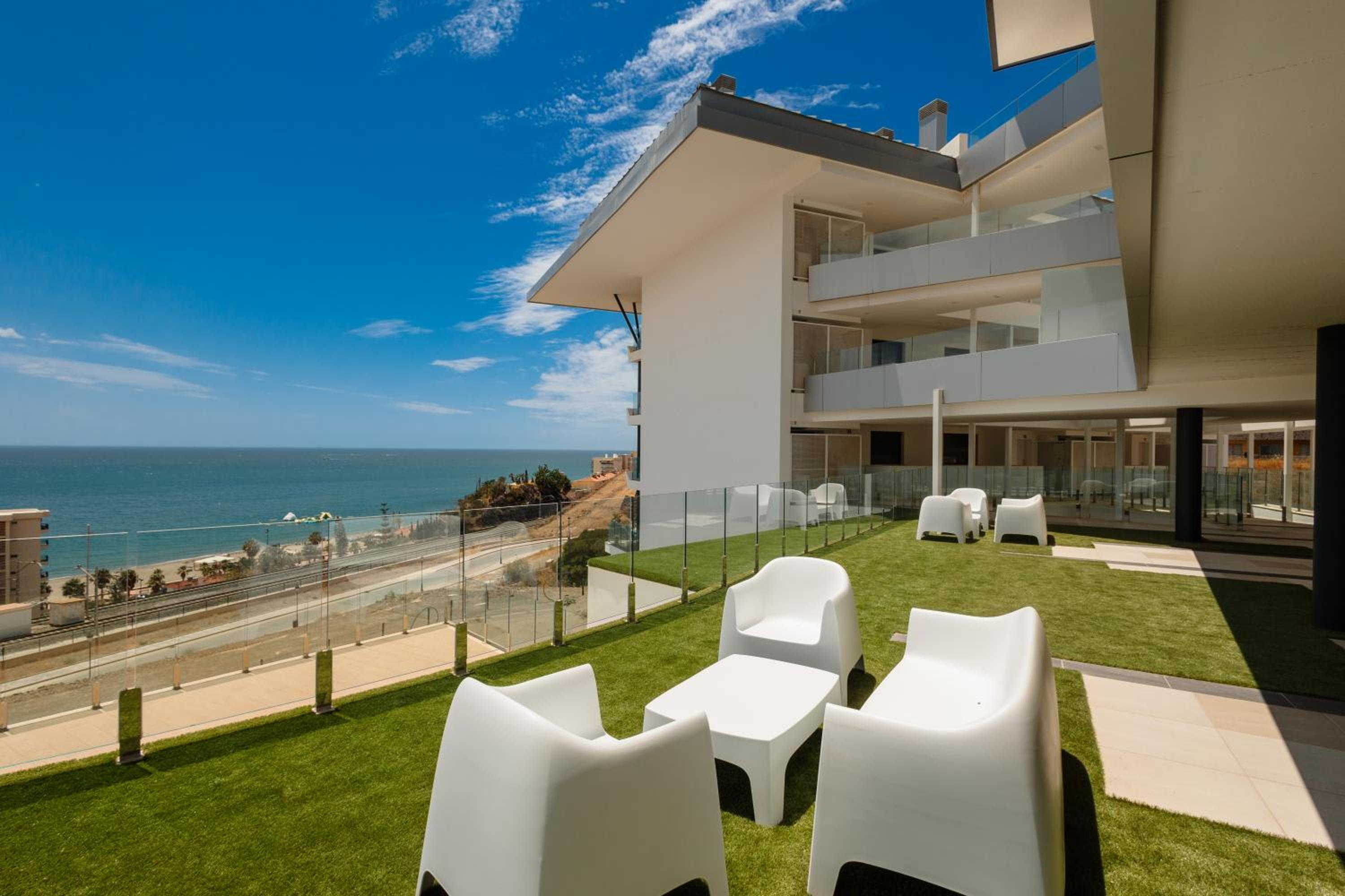 Modern apartment with a large private terrace, pool, sauna, gym, and sea views in Fuengirola