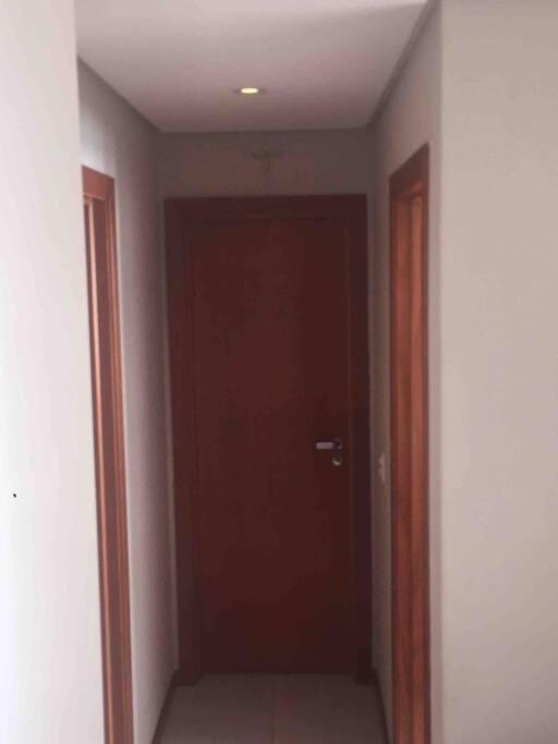 TOP DA PRAIA - 2qts, ar cond, WIFI, cozinha, garagem , completo