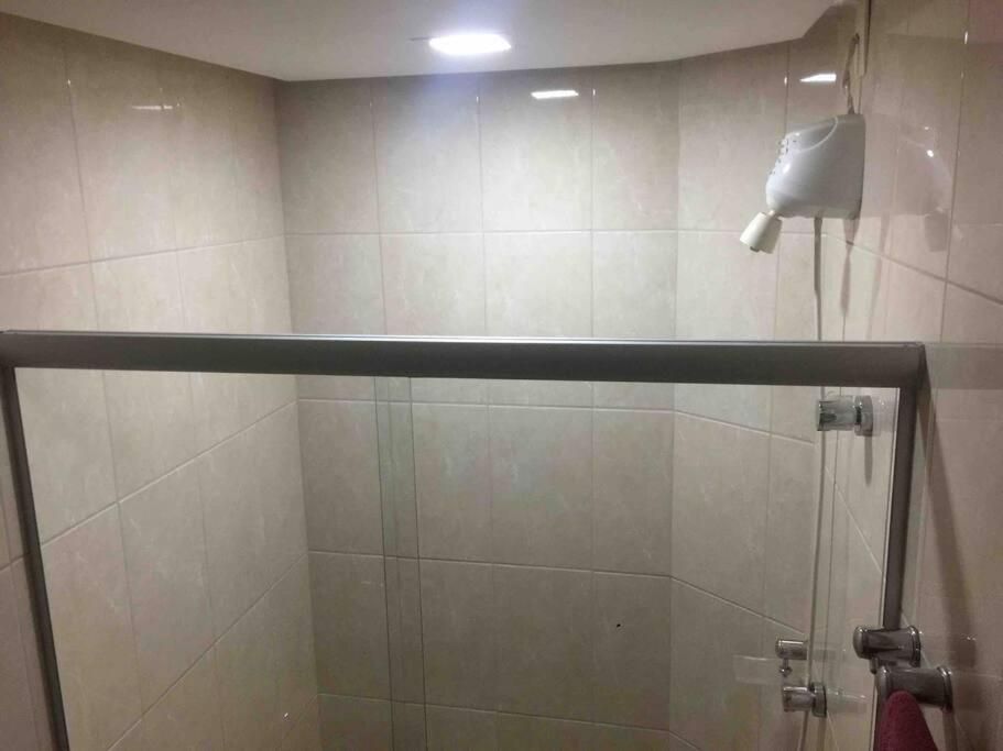 TOP DA PRAIA - 2qts, ar cond, WIFI, cozinha, garagem , completo