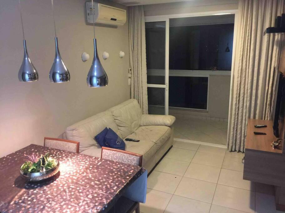 TOP DA PRAIA - 2qts, ar cond, WIFI, cozinha, garagem , completo