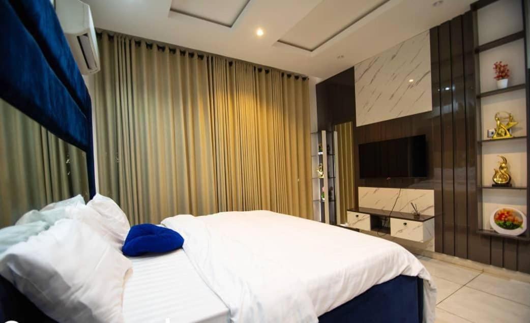 3bedroom luxury apartment with pool, snooker, ps5 in lekki phase 1 view 4