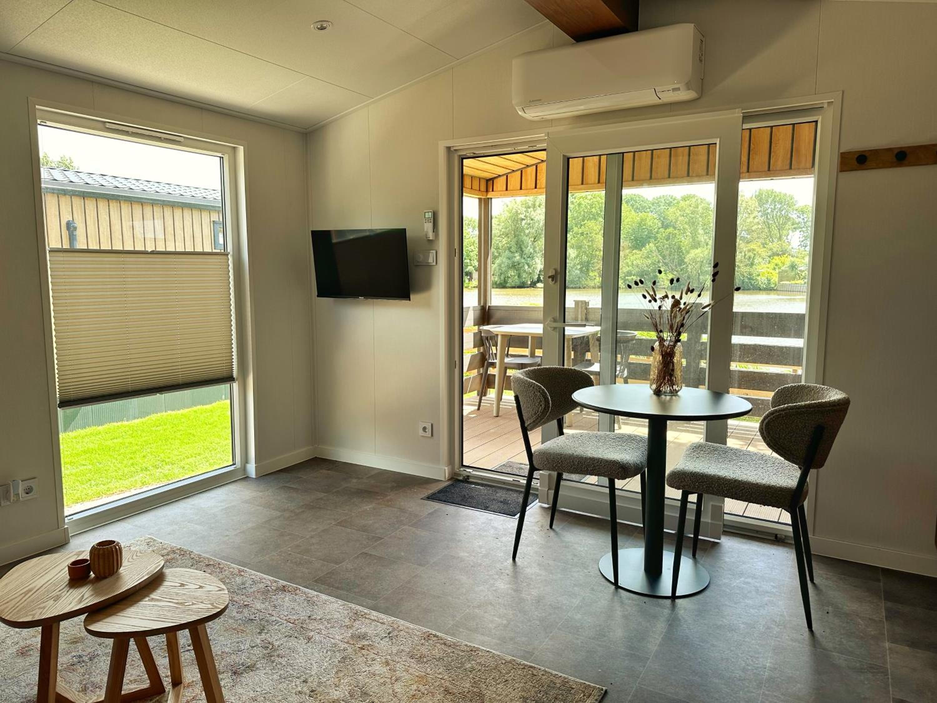 Chalet 501a op Recreatiepark De Wielen view 4