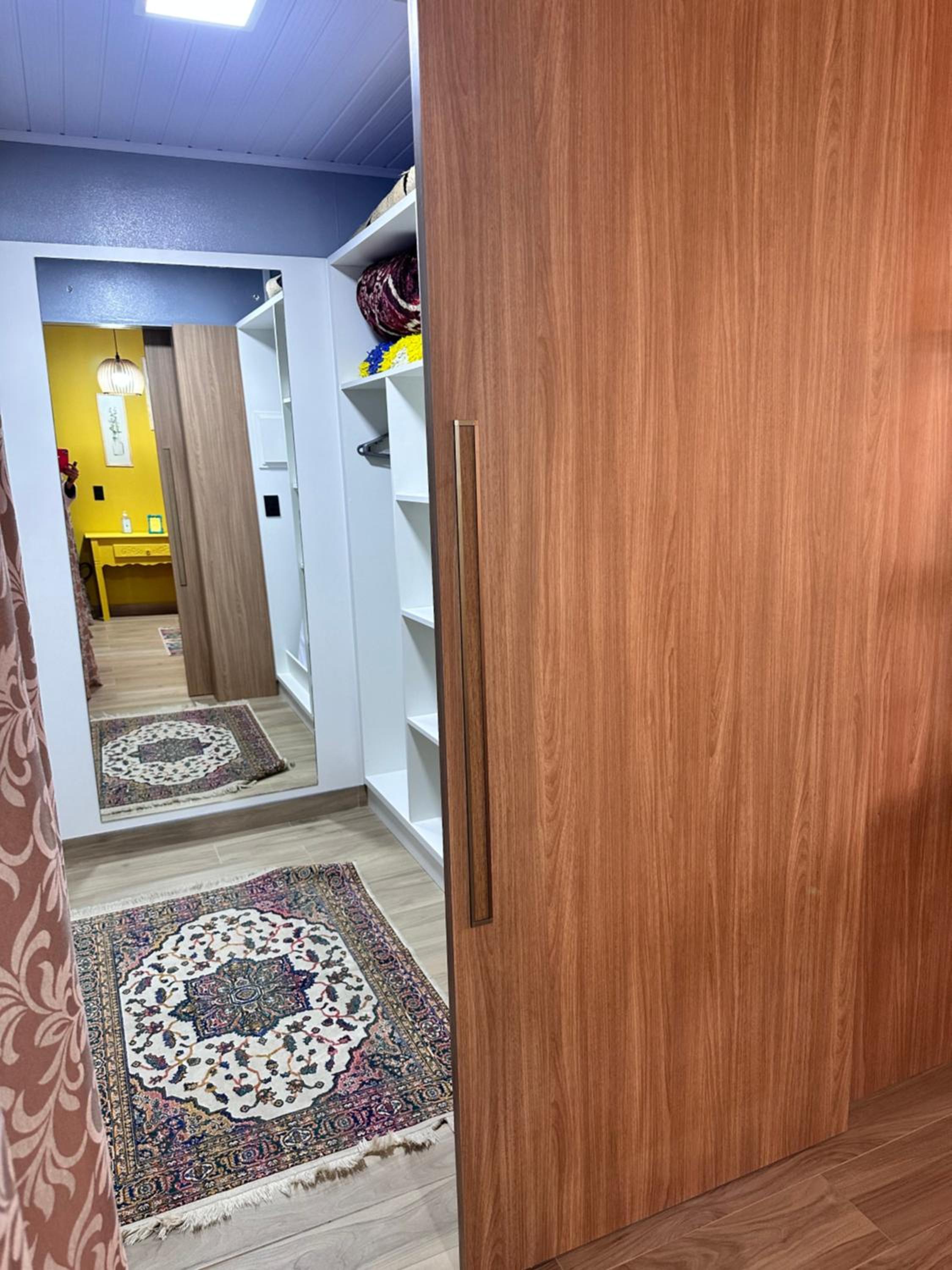 La vita hospedaria studio amarelo