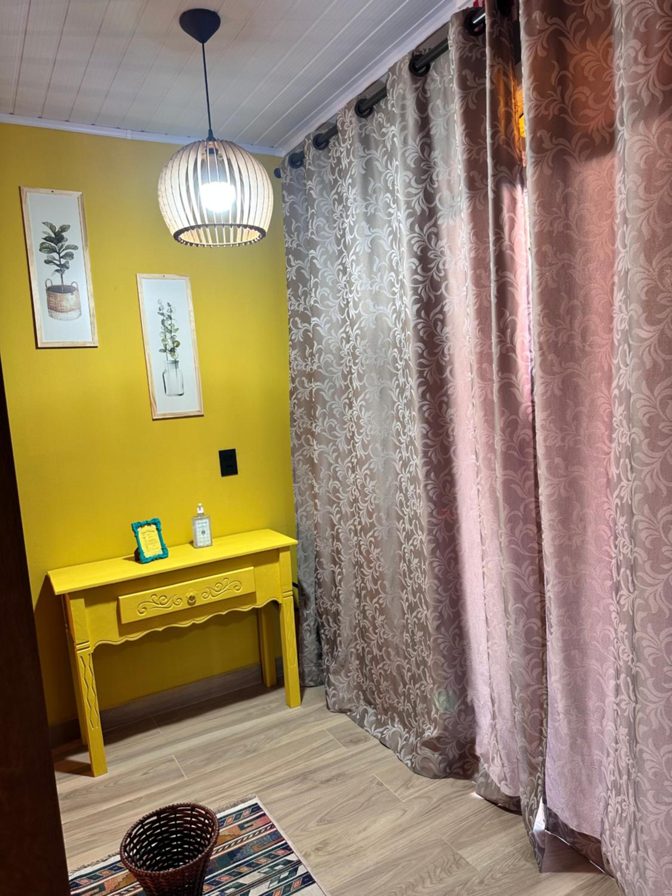 La vita hospedaria studio amarelo