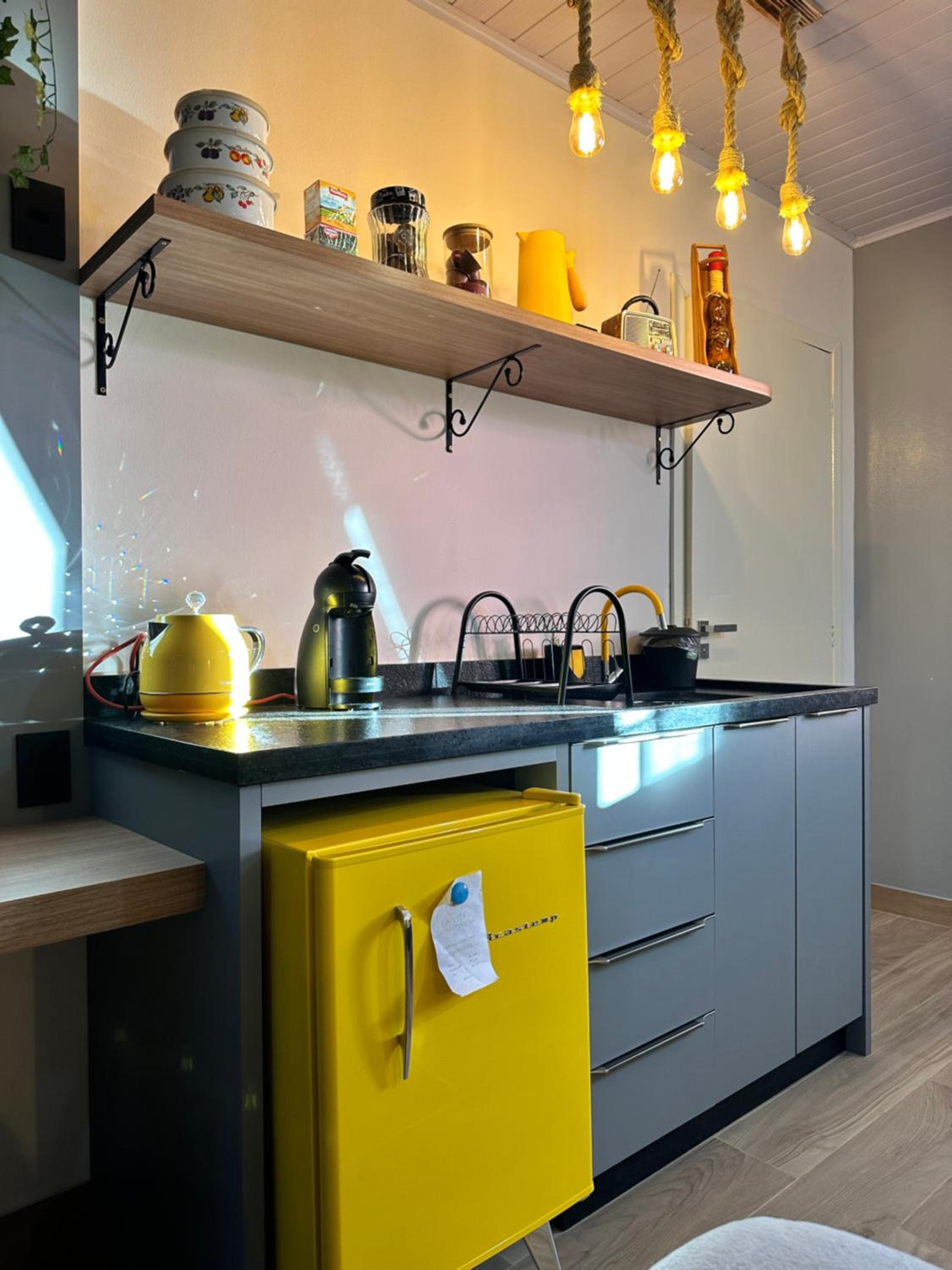 La vita hospedaria studio amarelo