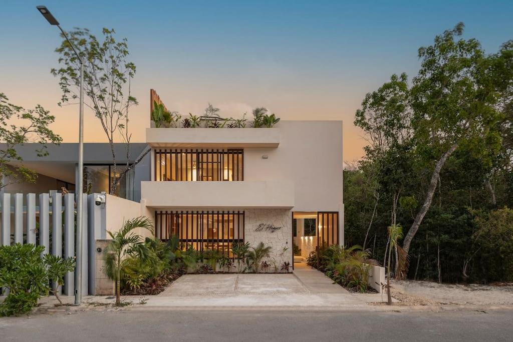 Brand New Lux 4 Bed Villa 2 Pools!
