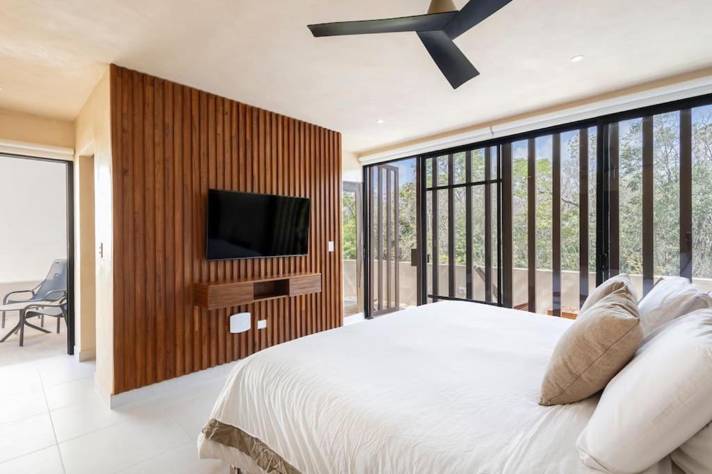 Brand New Lux 4 Bed Villa 2 Pools!