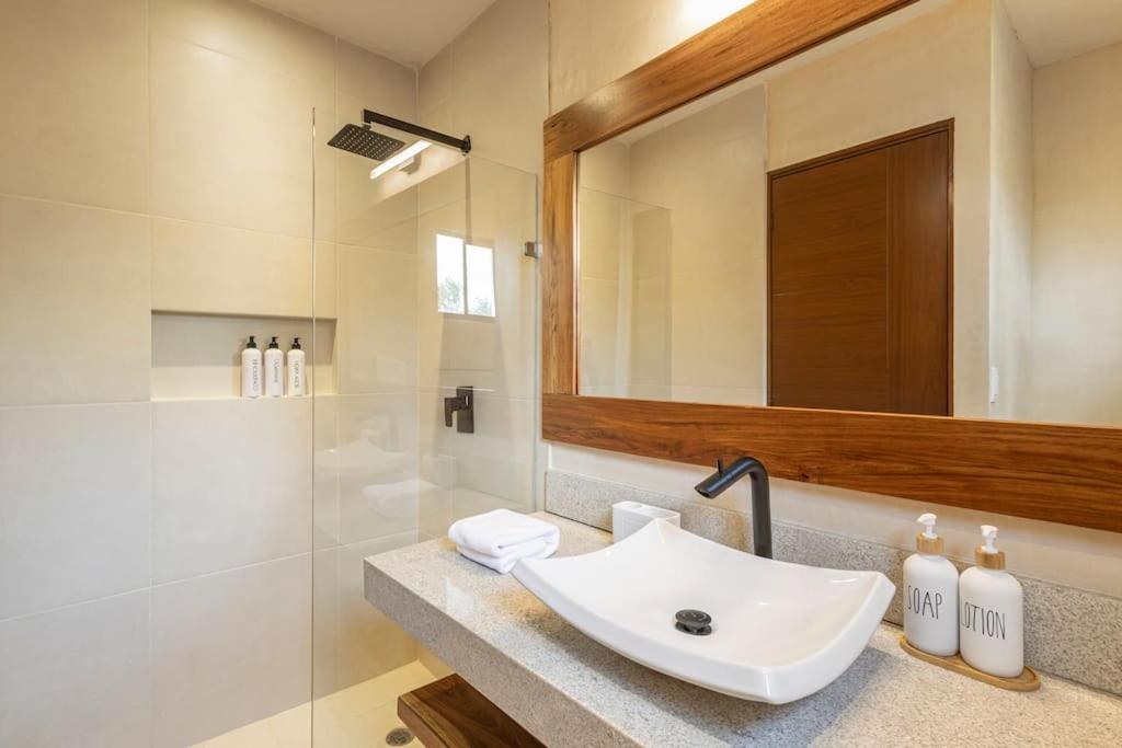 Brand New Lux 4 Bed Villa 2 Pools!