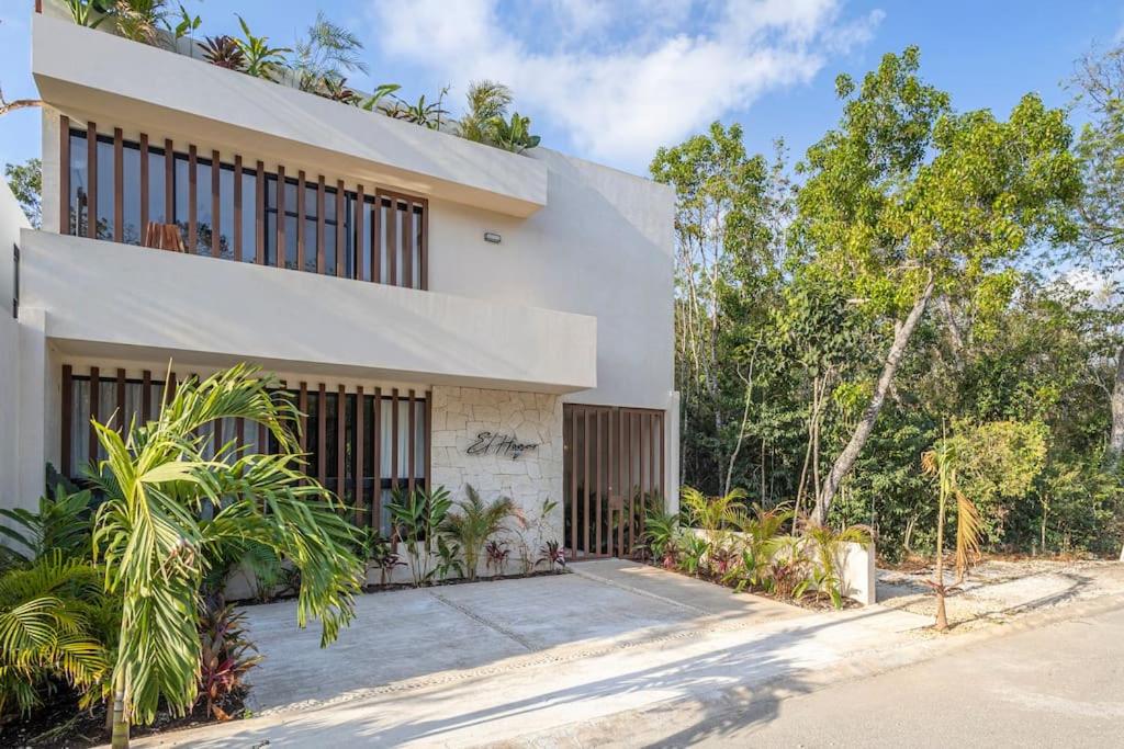 Brand New Lux 4 Bed Villa 2 Pools!