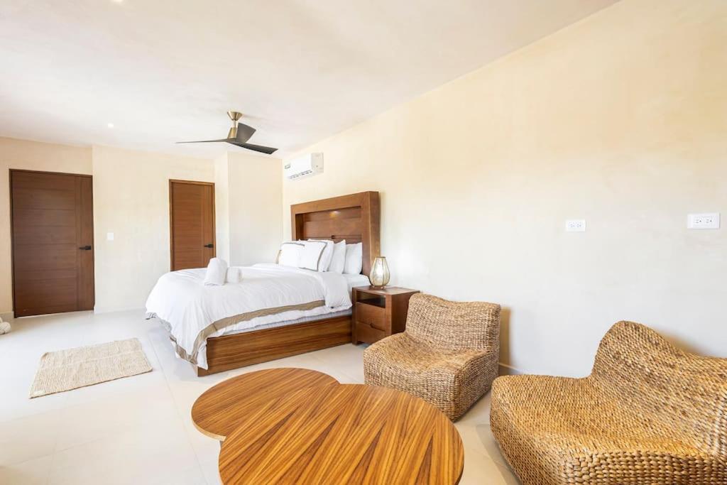 Brand New Lux 4 Bed Villa 2 Pools!