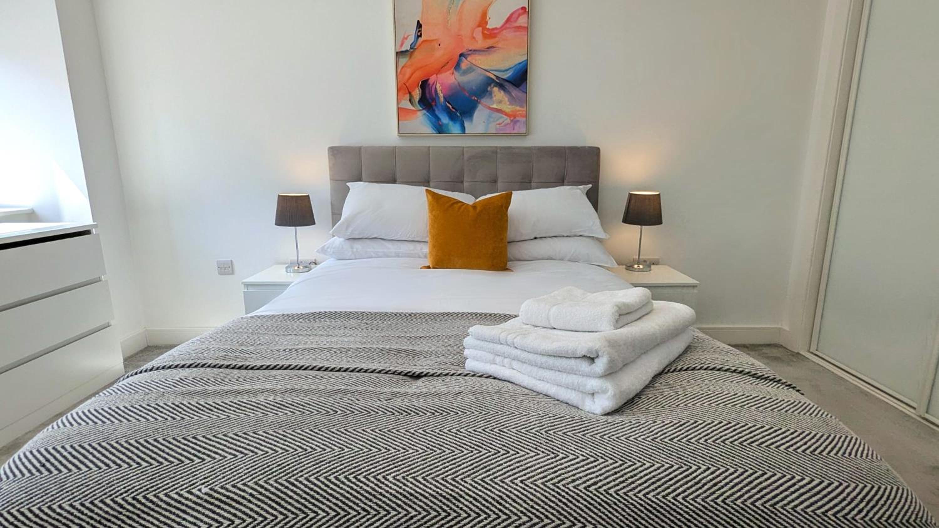 Modern 2-Bedroom Apartment with Parking in Birmingham's Jewellery Quarter view 2